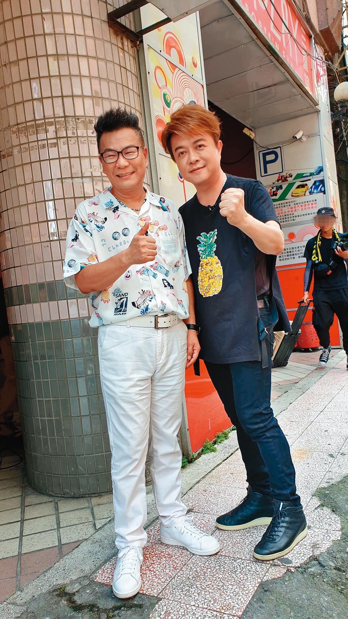 翁立友（右）一場唱酬是35萬元起跳。左為沈玉琳。（翻攝自翁立友臉書）
