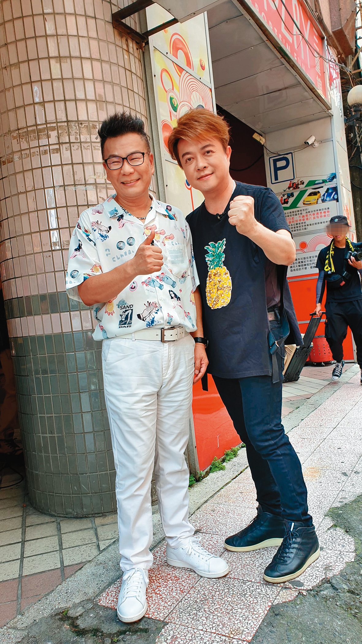 翁立友(右)一場唱酬是35萬元起跳。左為沈玉琳。(翻攝自翁立友臉書)