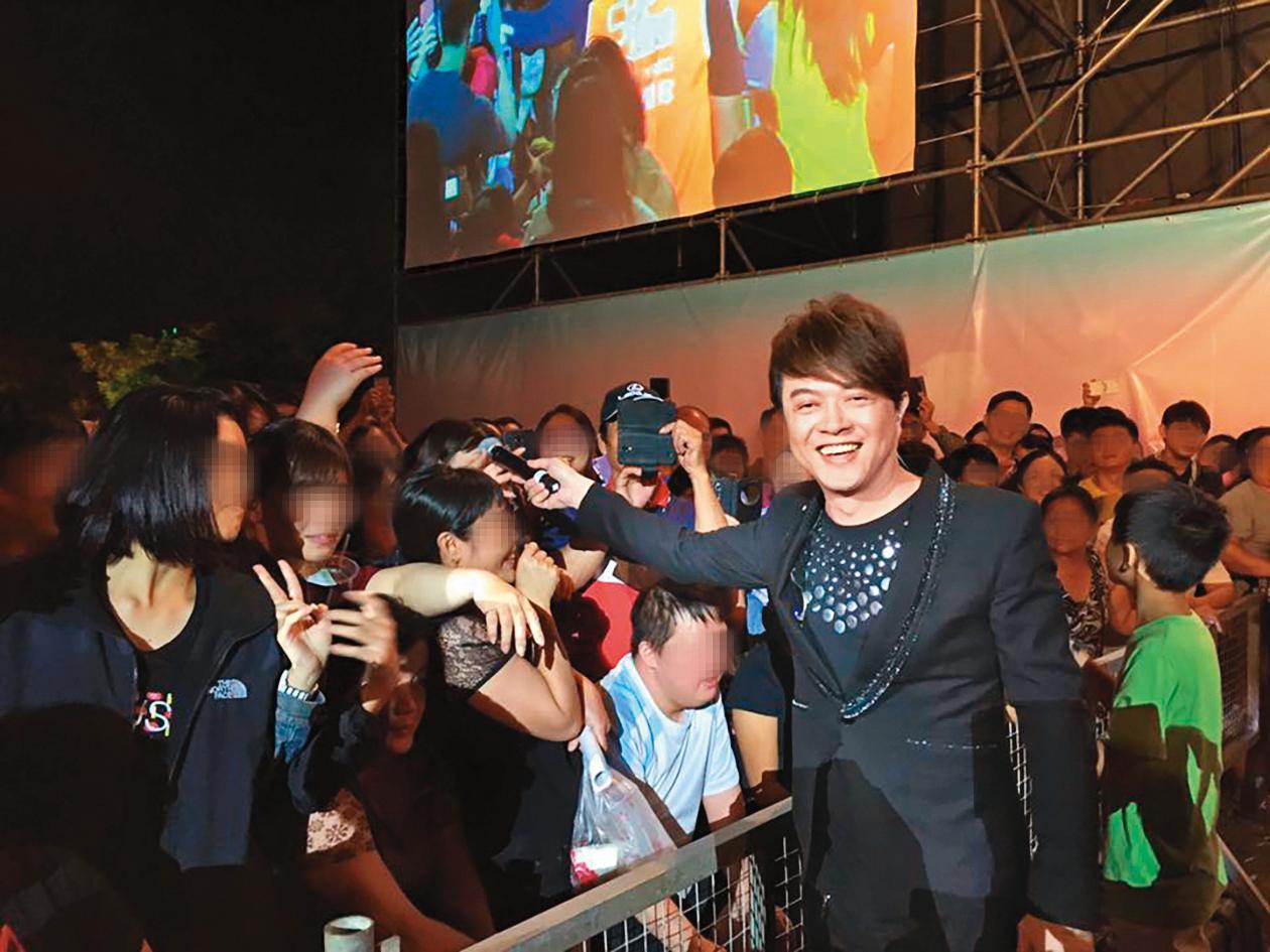 翁立友擁諸多台語金曲，是許多在地廠商邀約演出的對象。（翻攝自翁立友臉書）