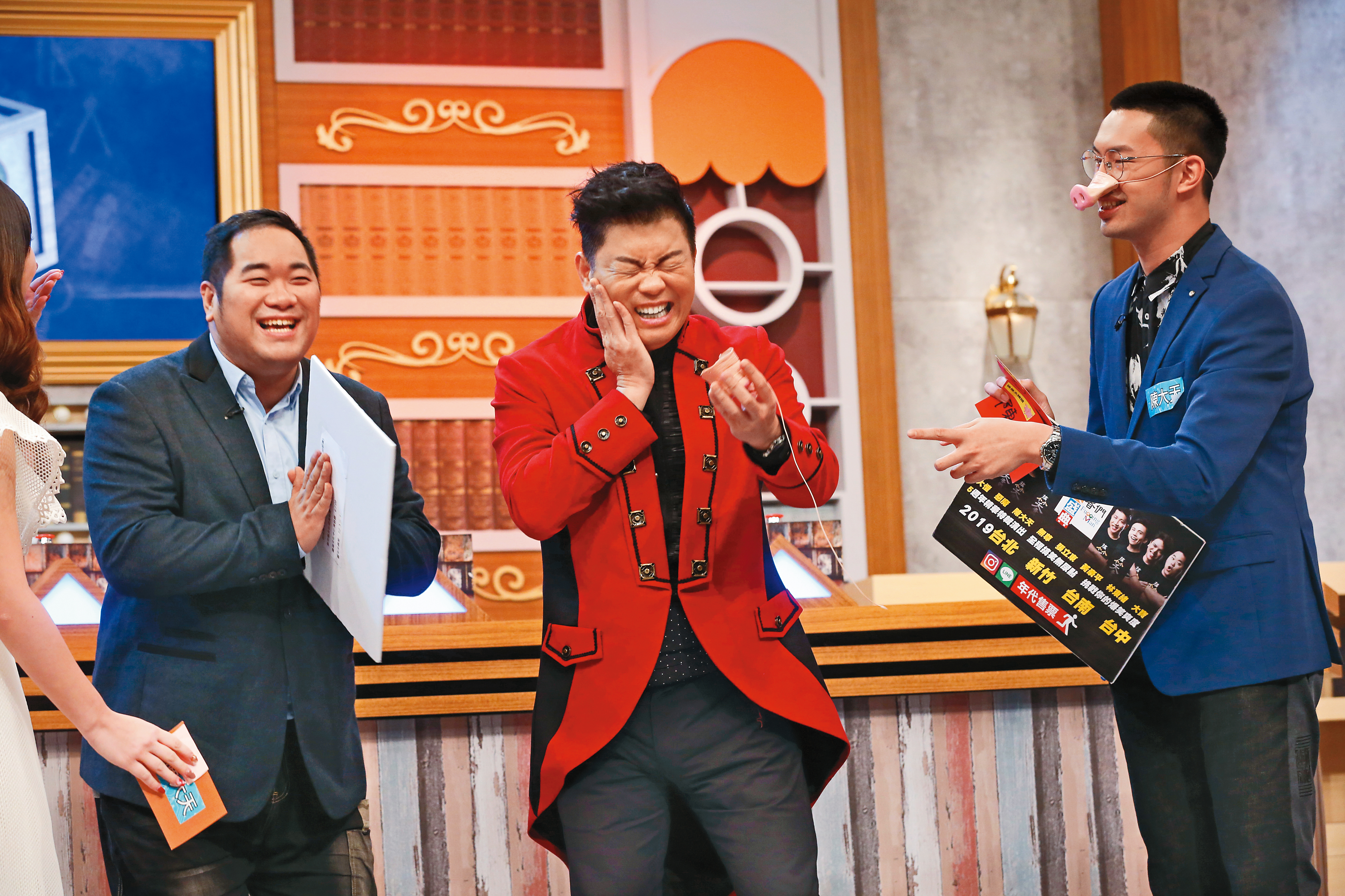 性騷事件引起一連串後續震盪效應，曾國城（中）是另一位苦主，被點名在節目《全民星攻略》刻意擁抱女星。