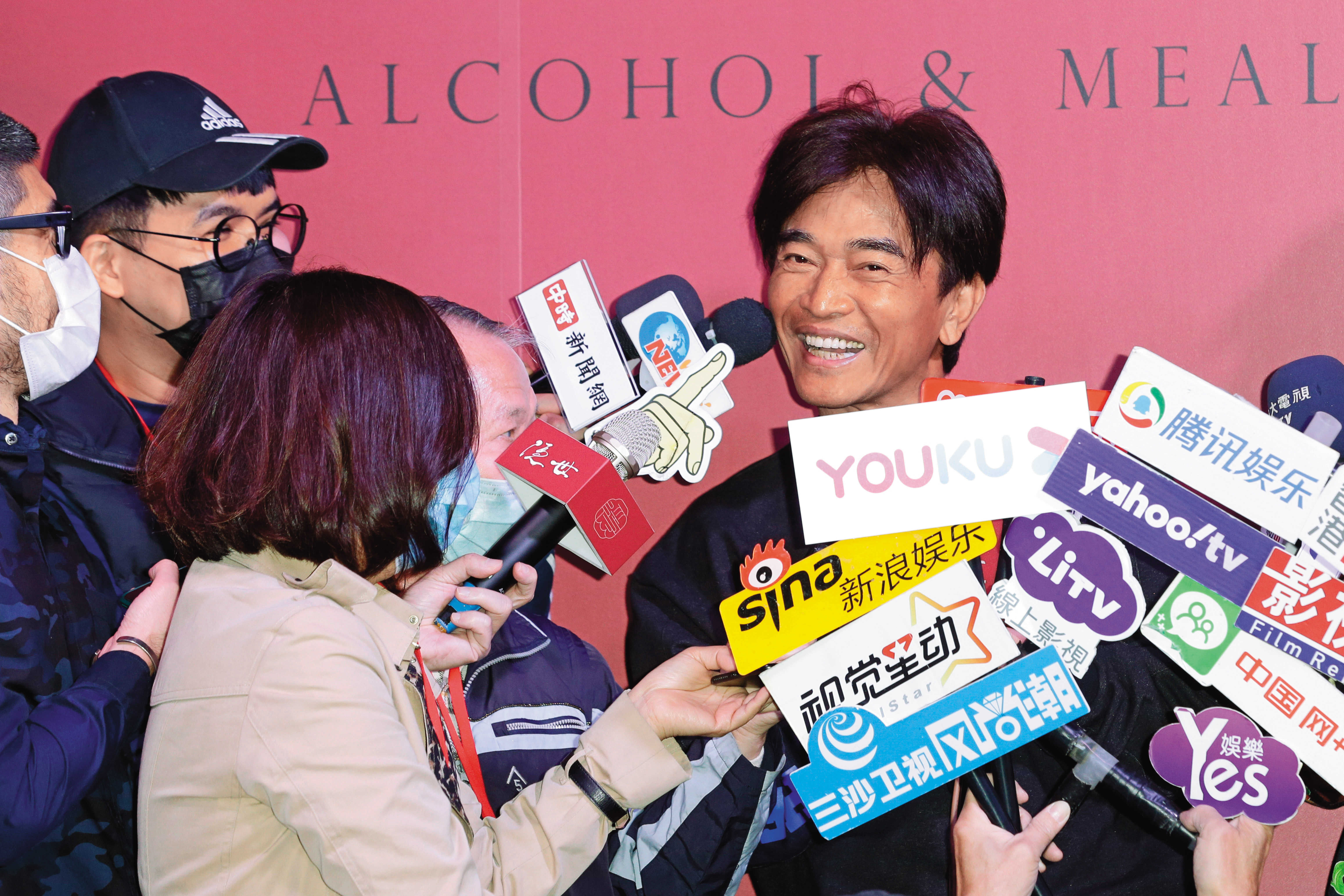 吳宗憲自編、自導拿臉撞麥克風,這就是所謂的「碰瓷專業戶」,最佳導演輕鬆到手。