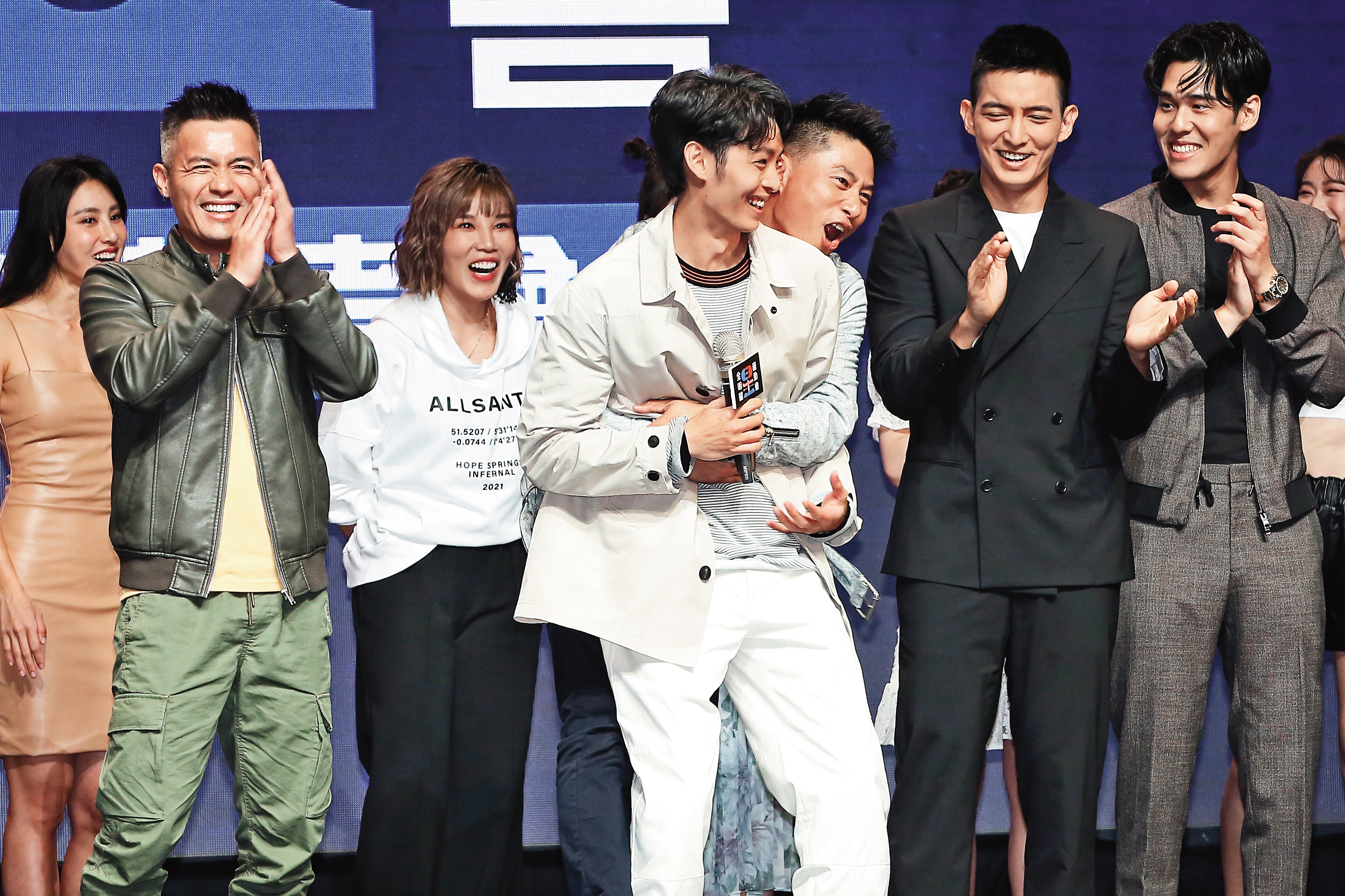 小刀（中後）逮到「強人鎖男」的機會，熱情擁抱曹佑寧（中），所謂「人帥真好」，最佳男主角就頒給曹佑寧了！左為李佳薇。