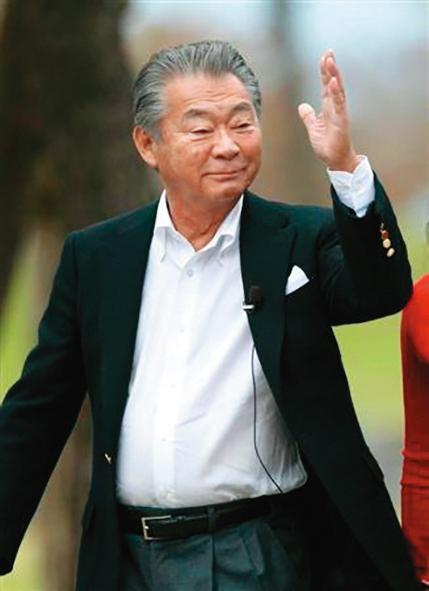 日本知名主持人三野文泰曾在直播節目伸手欲摸女主播屁股。（摘自網路）