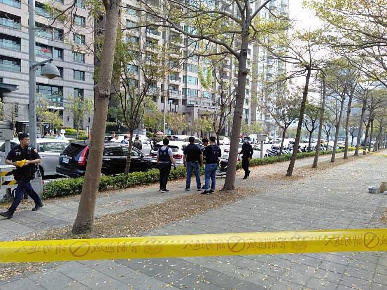 高雄警匪槍戰現場就在前總統陳水扁住家大樓對面。（翻攝畫面）