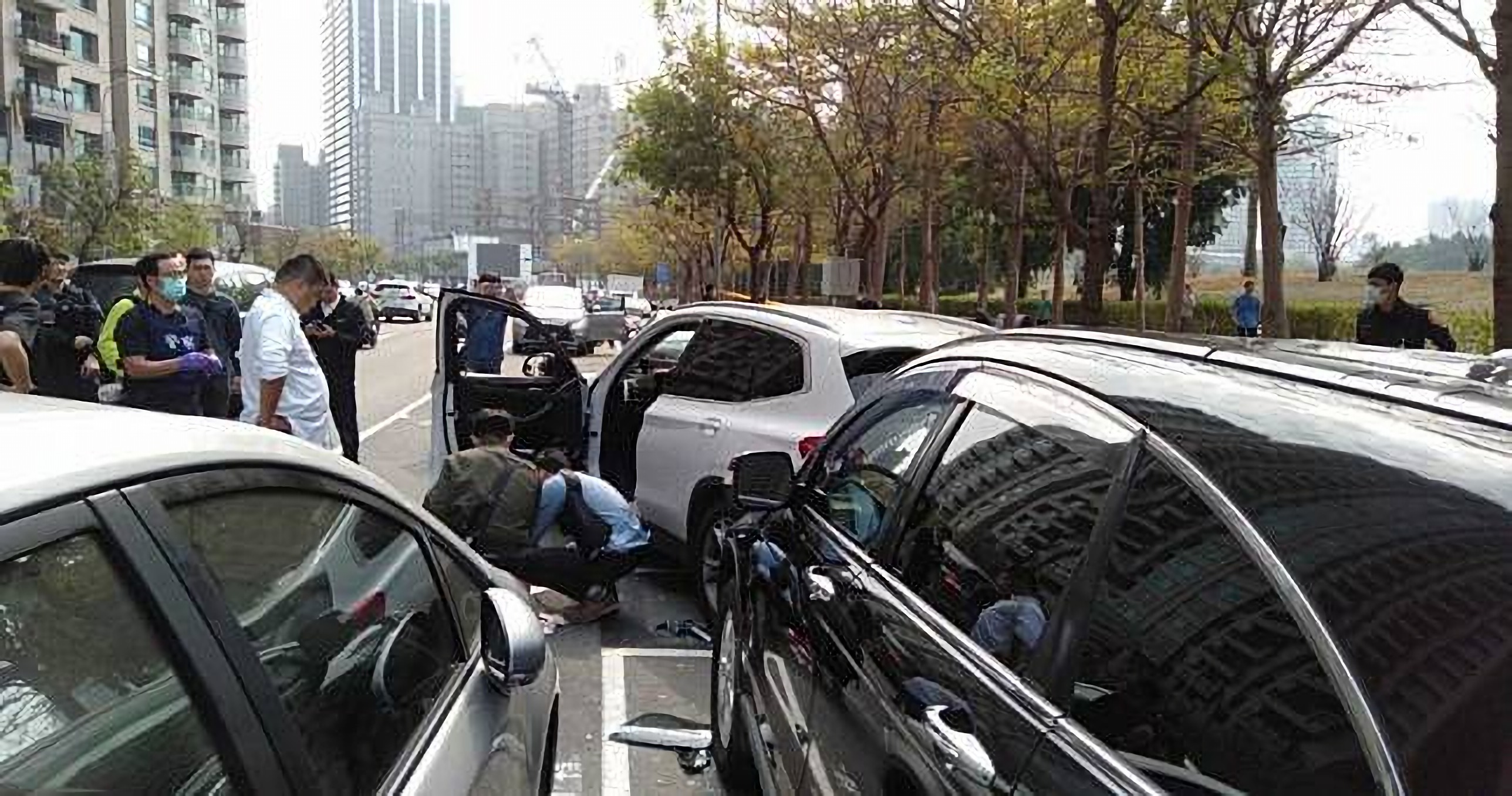 高雄美術館附近的明誠四路發生警匪槍戰，一名歹徒中槍身亡。（翻攝畫面）