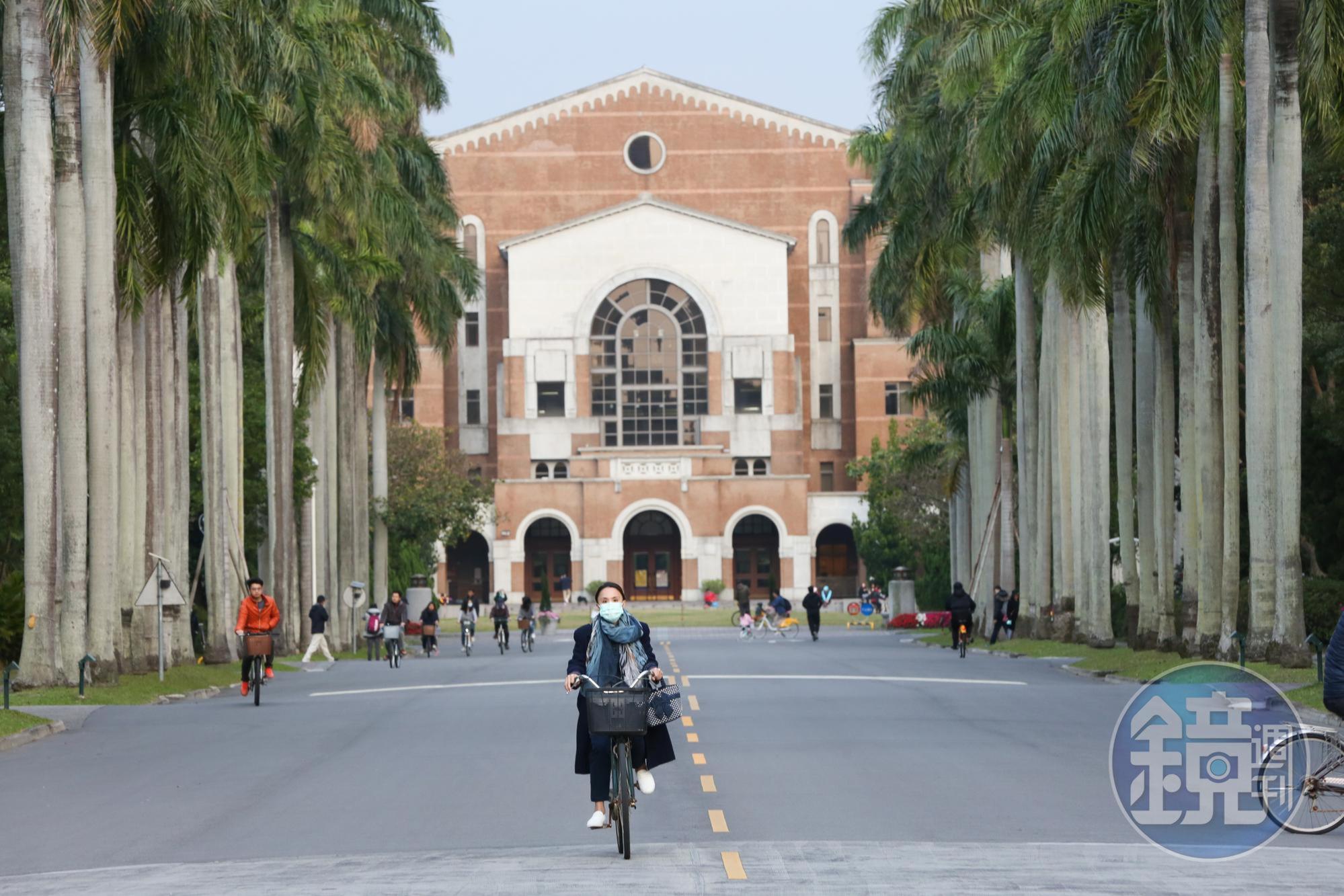 學測放榜,取得滿意成績的考生近日忙著準備大學申請。示意圖,非當事人。(本刊資料照)