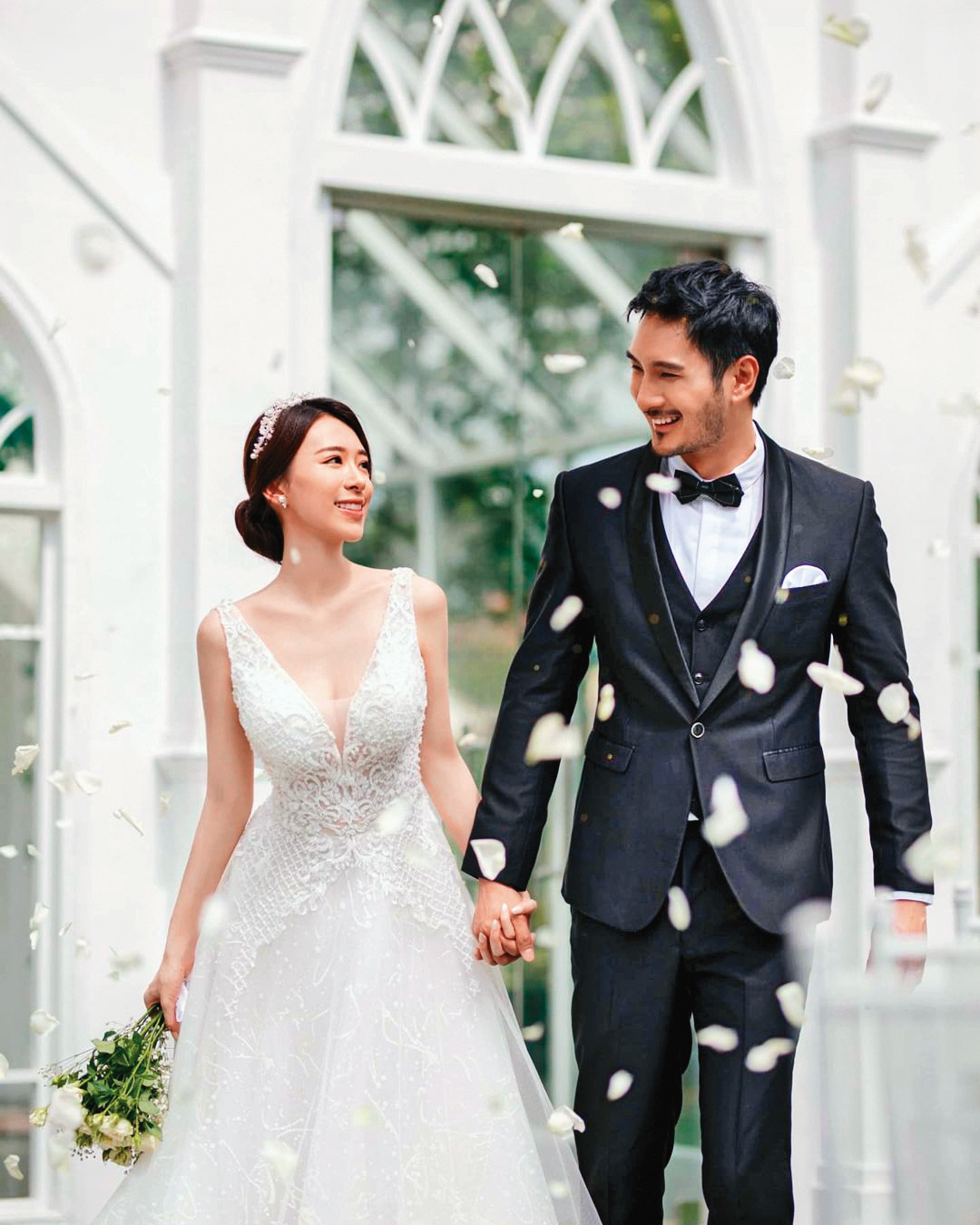 呂銳(右)與許維恩分手之後,迅速與圈外女子(左)結婚、生了小孩,進度趕得頗快。(翻攝自Joanne IG)