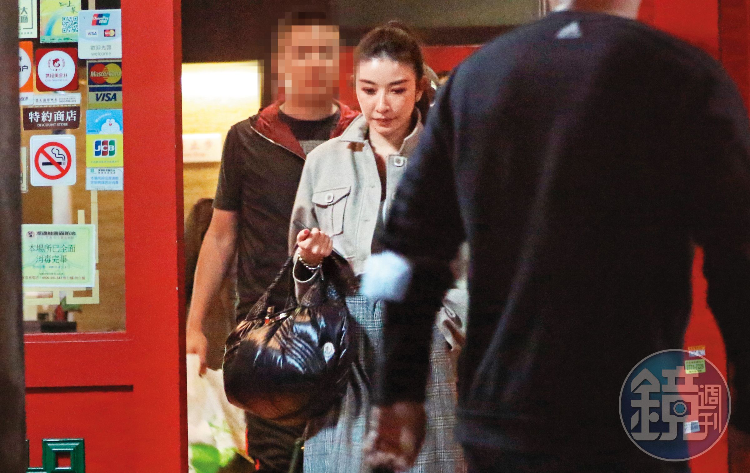 許維恩與王家梁共同出席電影首映會後，她一人赴了火鍋局的邀約，並且有漢子幫她開道。