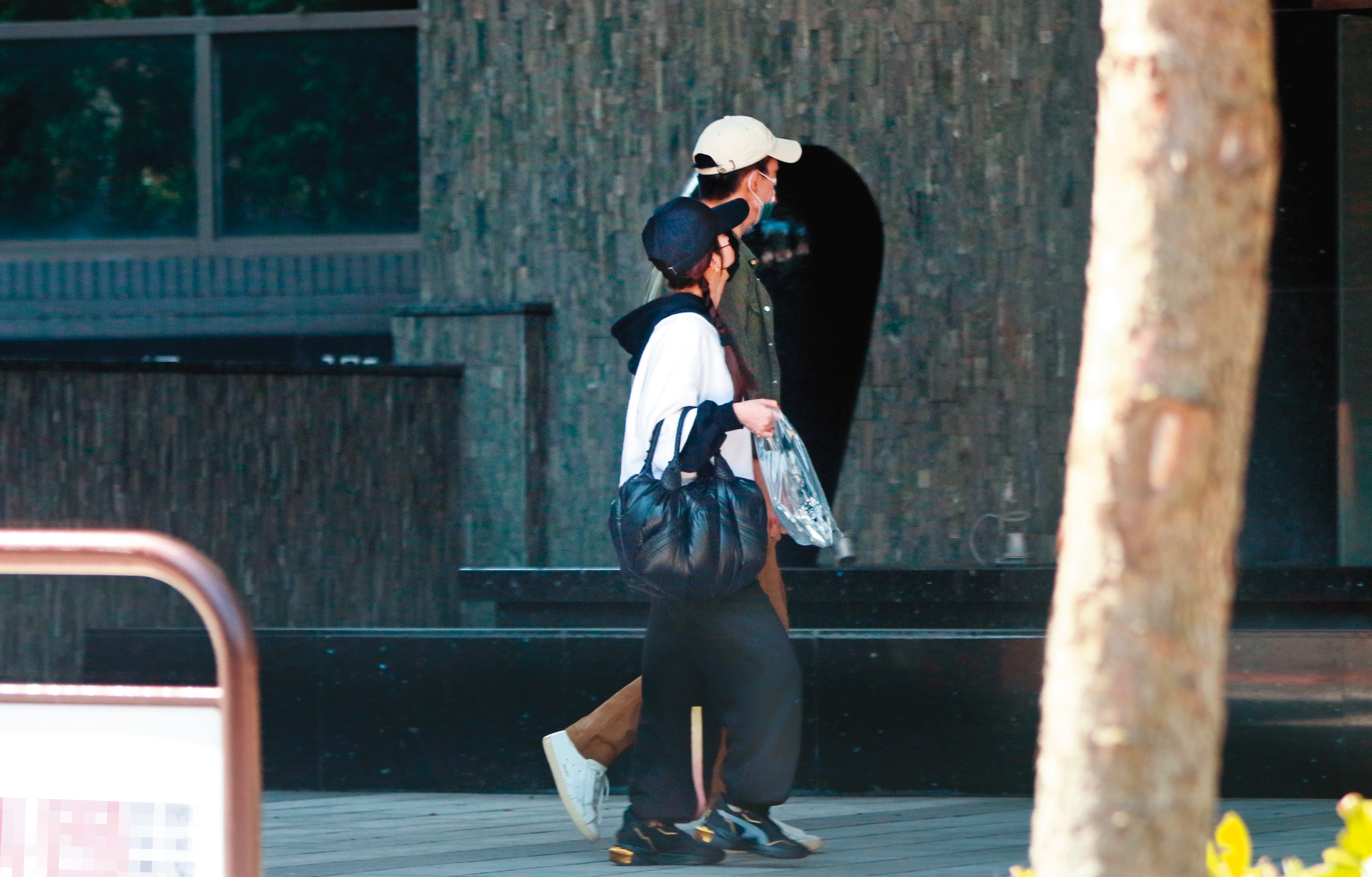 2月22日13：33，隔日，本刊果然直擊王家梁偕同許維恩，如同情侶般緊緊相黏回到林口住處。