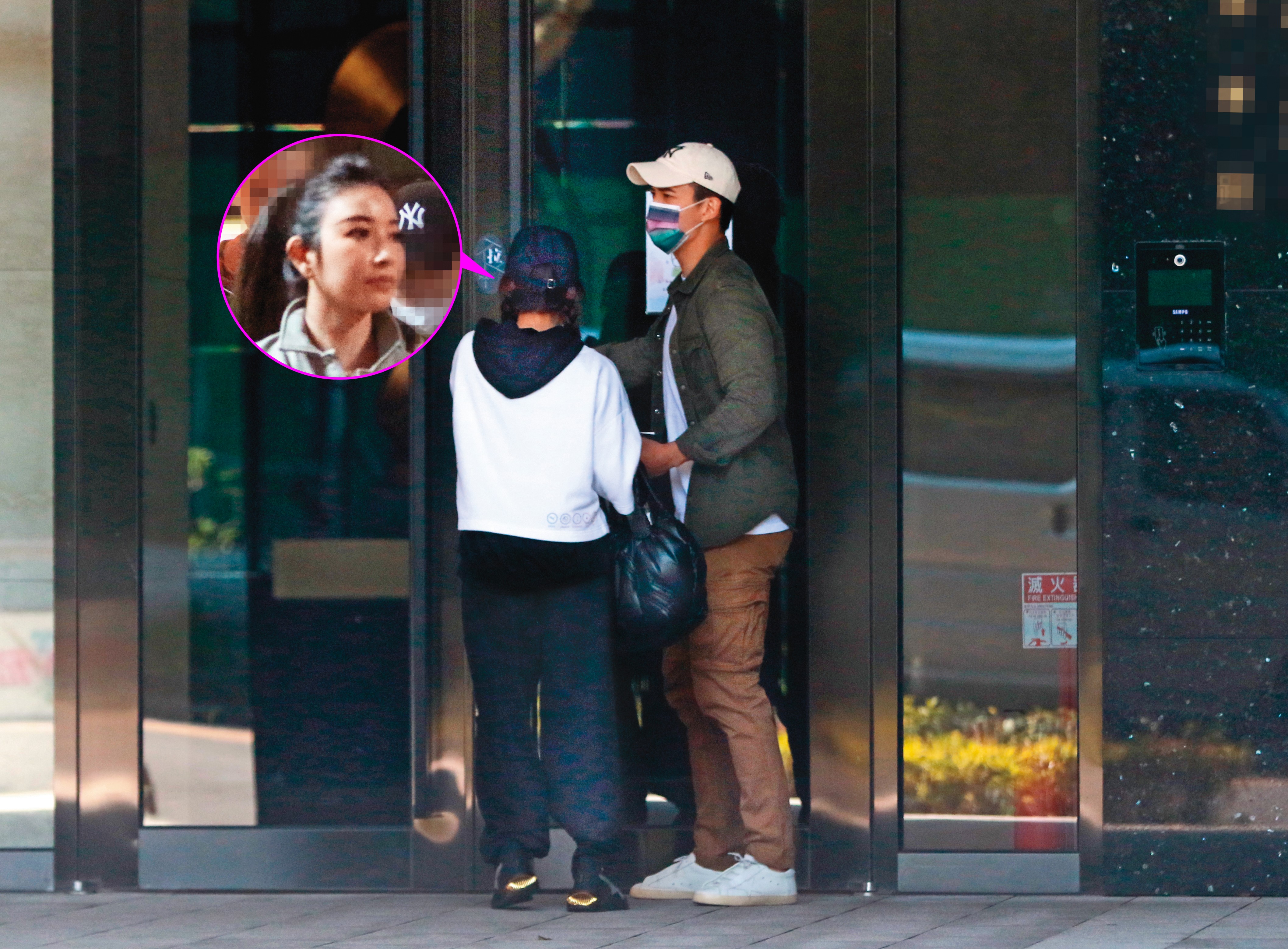 2月22日13：34，王家梁與許維恩出雙入對進門，由王家梁熟練的開門動作，可見兩人關係相當緊密。