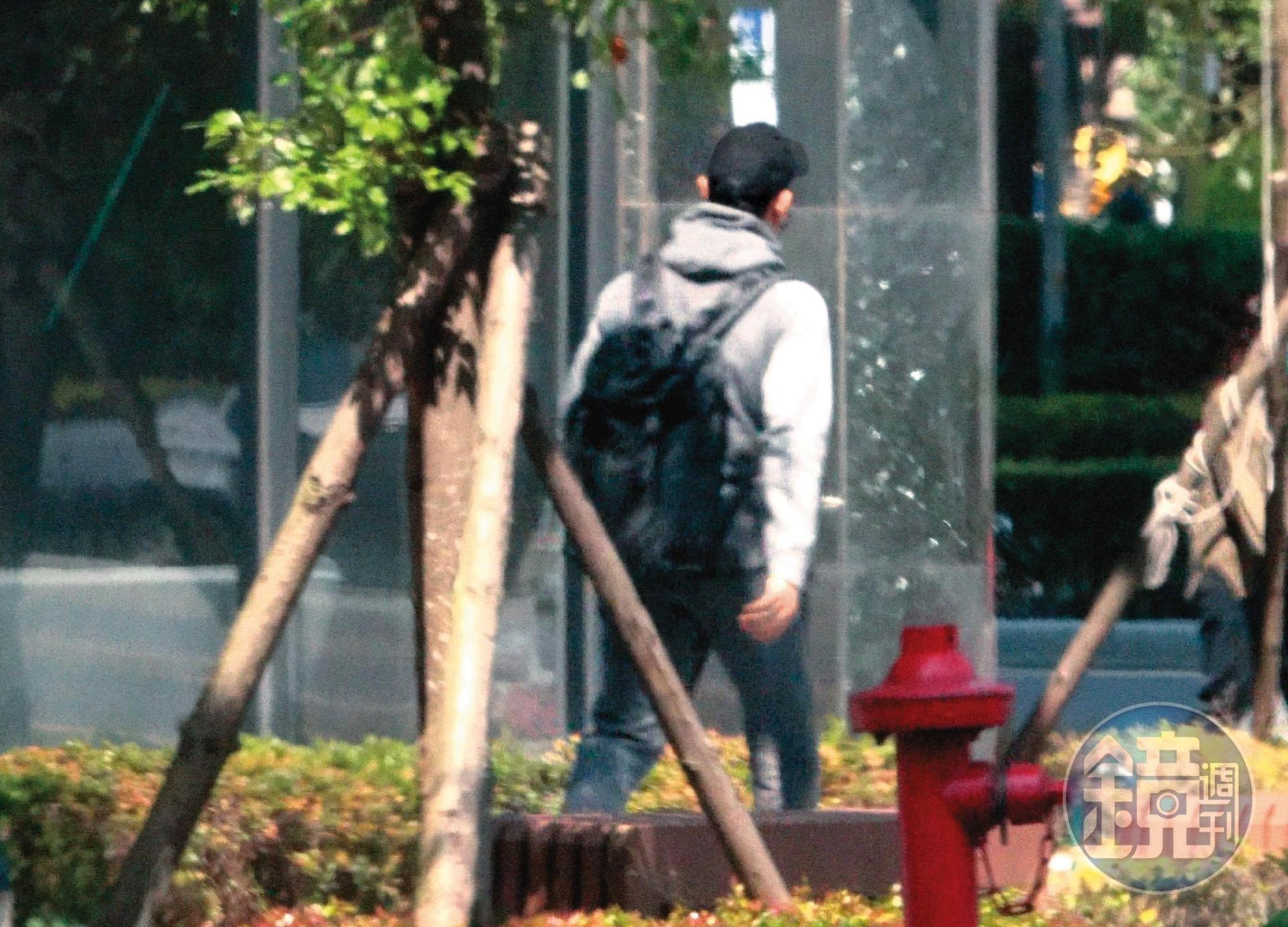 2月21日13:01,王家梁從新北市林口一棟大樓走出。