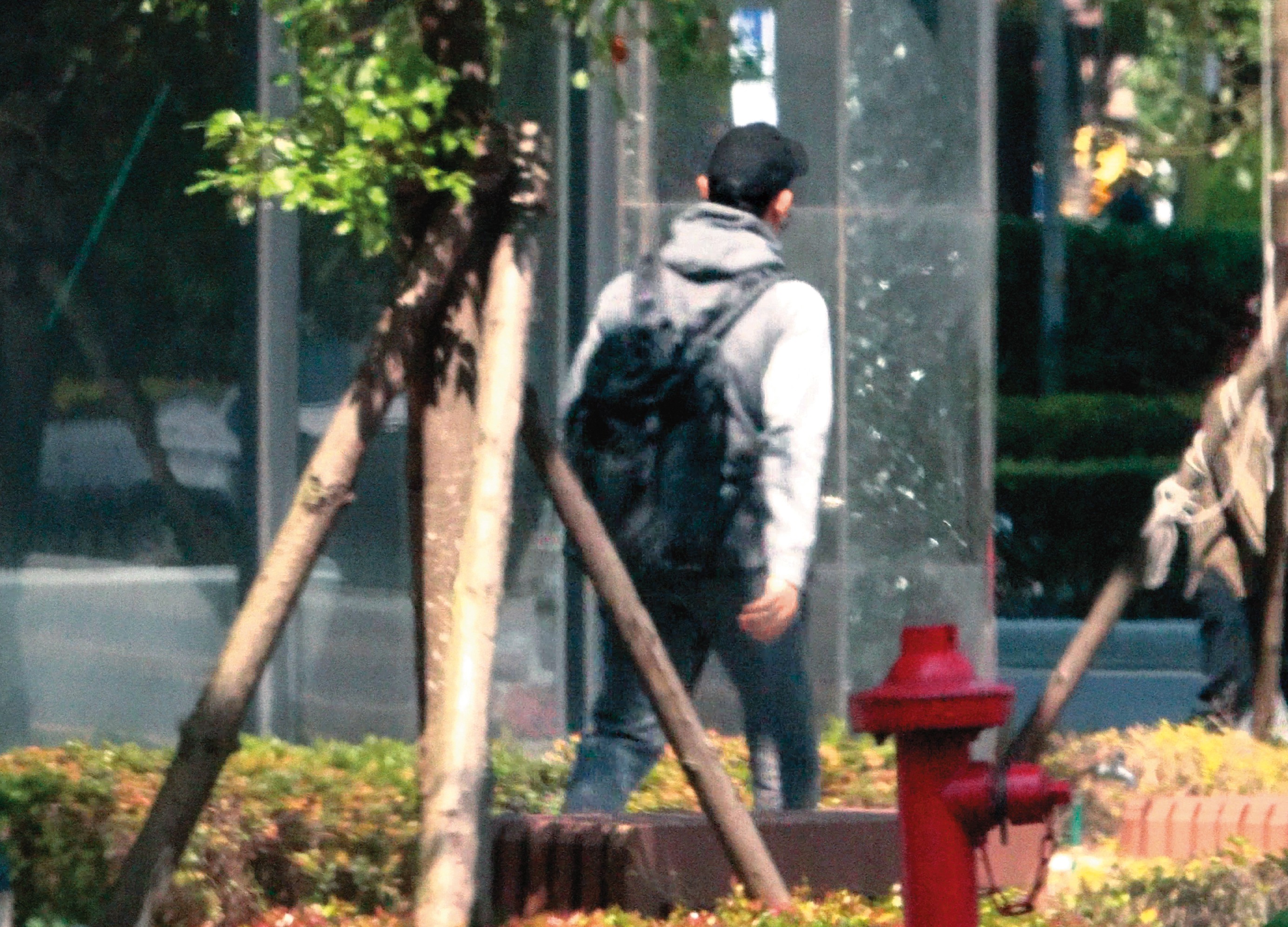 2月21日13:01,王家梁從新北市林口一棟大樓走出。