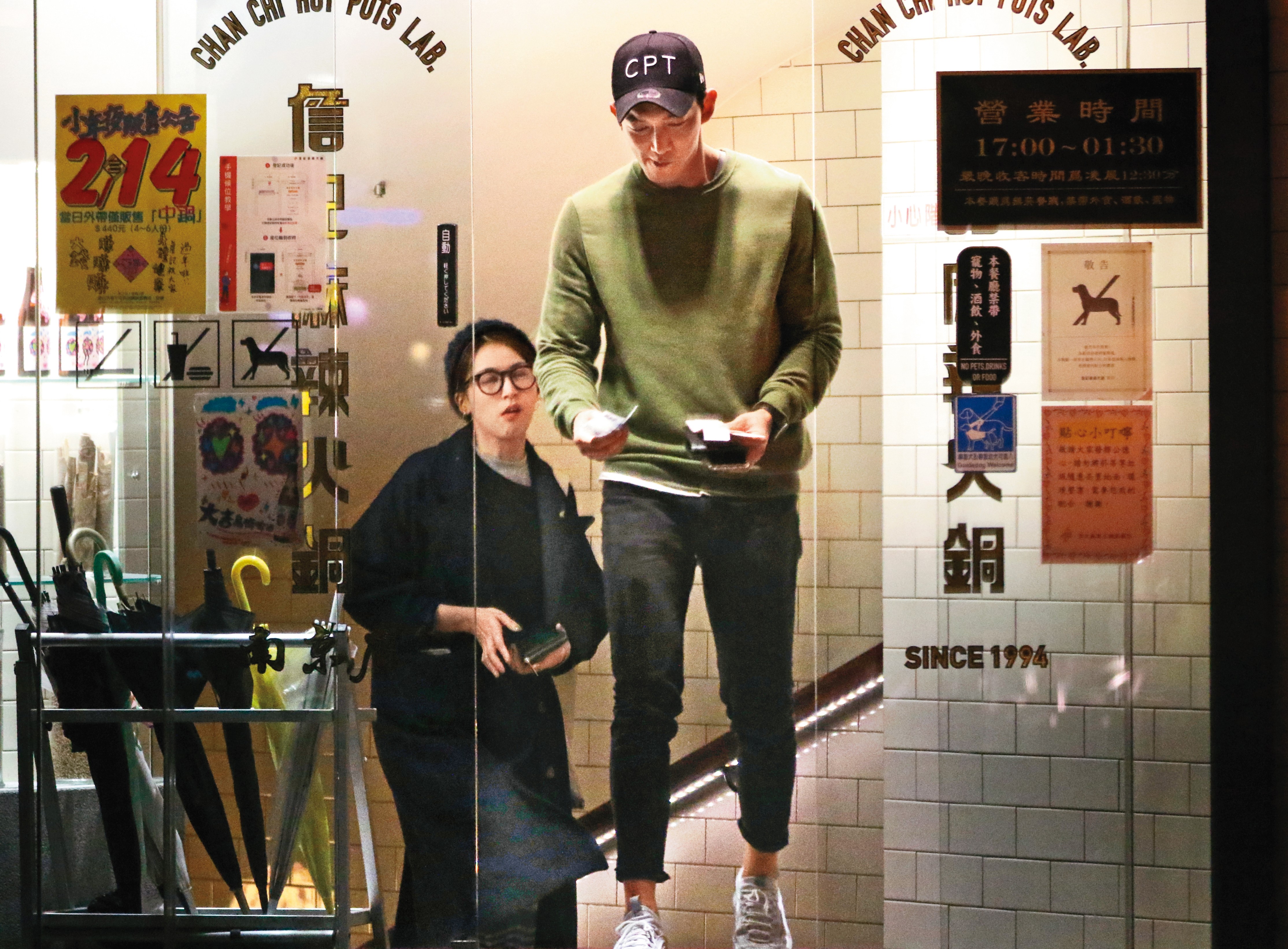 之前王家梁跟曾沛慈也有過親密互動的事蹟，但後來發展不了了之。