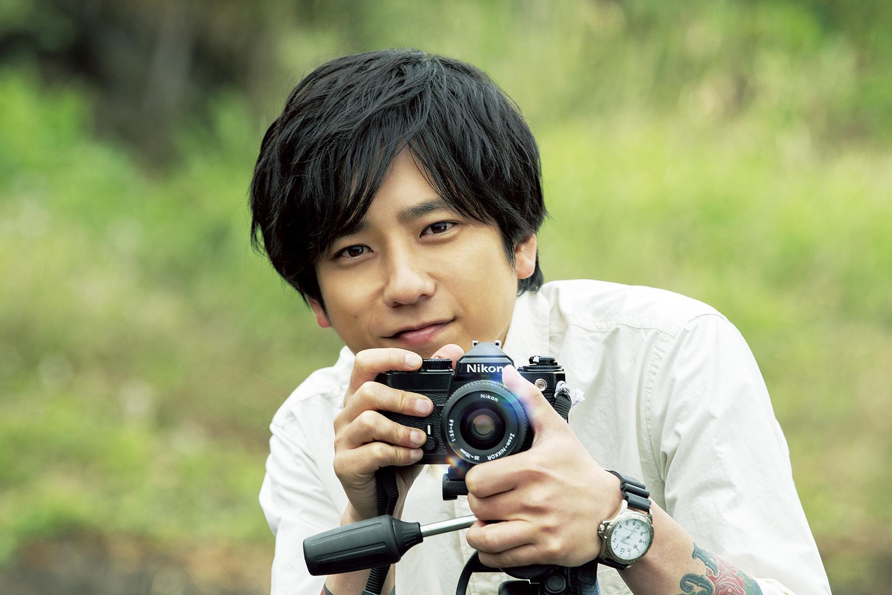 二宮和也在電影《淺田家！》飾演攝影師淺田政志。（采昌國際多媒體提供）