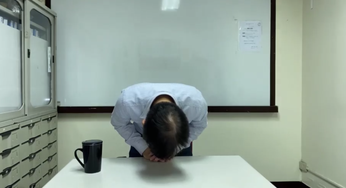 樂扉食品負責人蔡文淵向消費者三度鞠躬致歉。（翻攝自樂扉食品臉書）