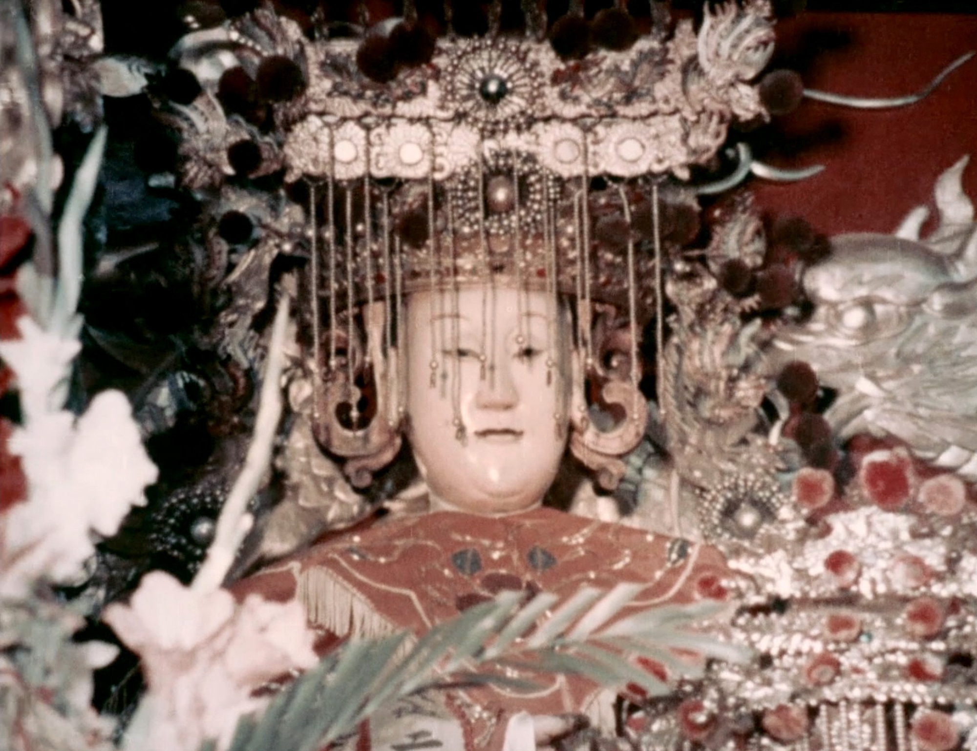 《大甲媽祖回娘家》 由黃春明執導、張照堂攝影,兩人跟拍八天七夜大甲媽祖遶境全程。(TIDF提供)