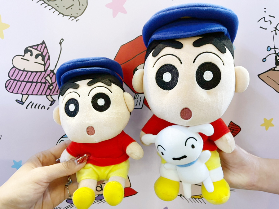 蠟筆小新30週年之際，Global Mall板橋車站推出快閃店，除了公仔布置外，還銷售300多項紀念圖案商品。（業者提供