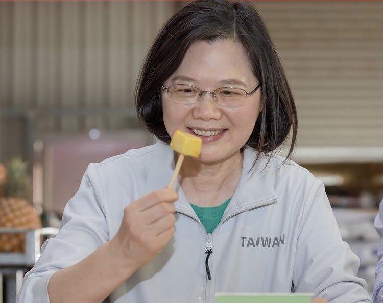 總統蔡英文也跟上「#吃爆台灣鳳梨challenge」,提醒民眾等到鳳梨「大出」,就能開心吃鳳梨,越吃越旺。(翻攝自蔡英文臉書)