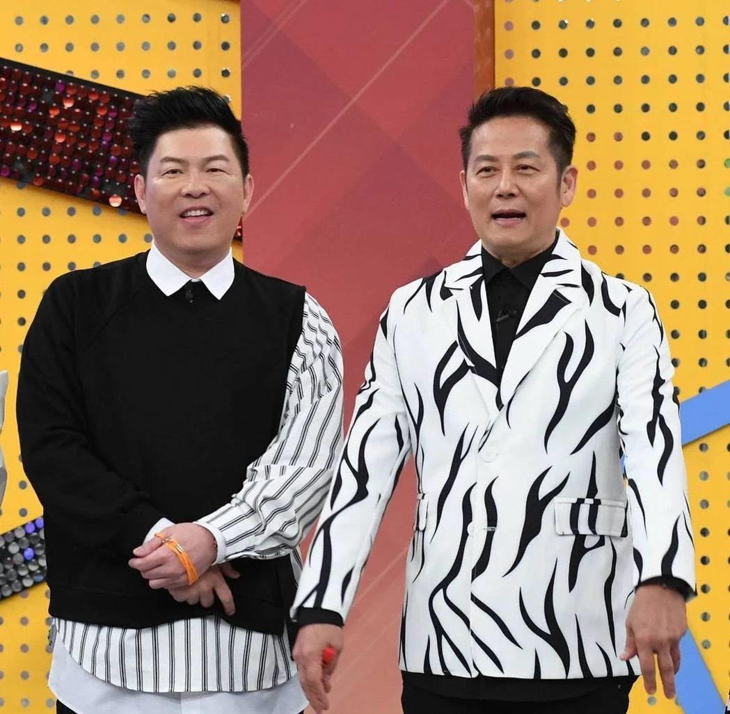 徐乃麟(右)提到主持搭檔曾國城(左)捲入雞排妹性騷疑雲,自認與異性接觸的界線壁壘分明。(華視提供)
