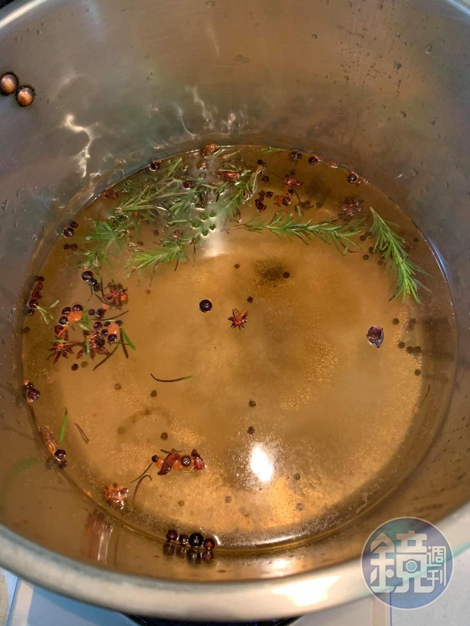 煮滷水。