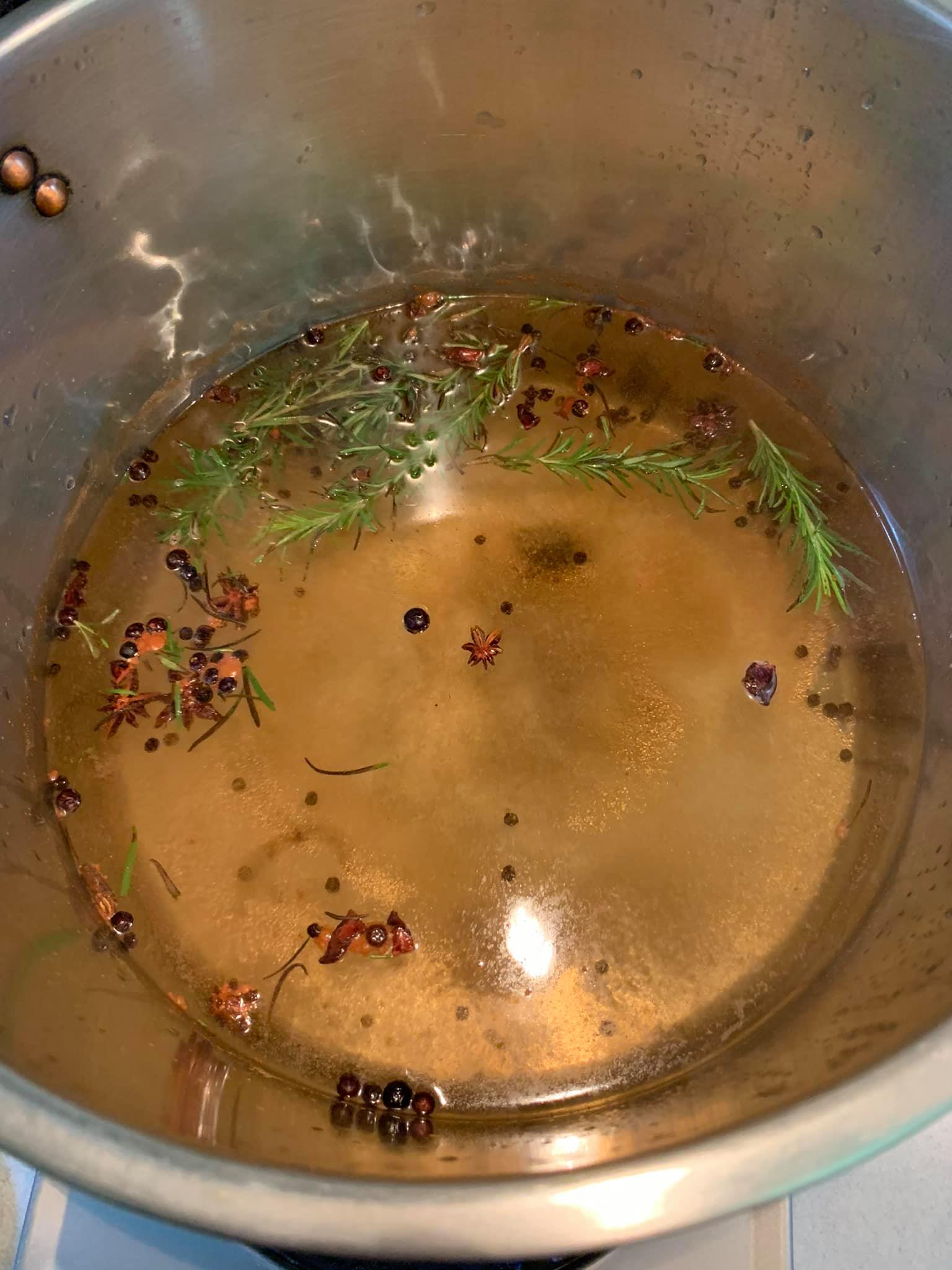 煮滷水。