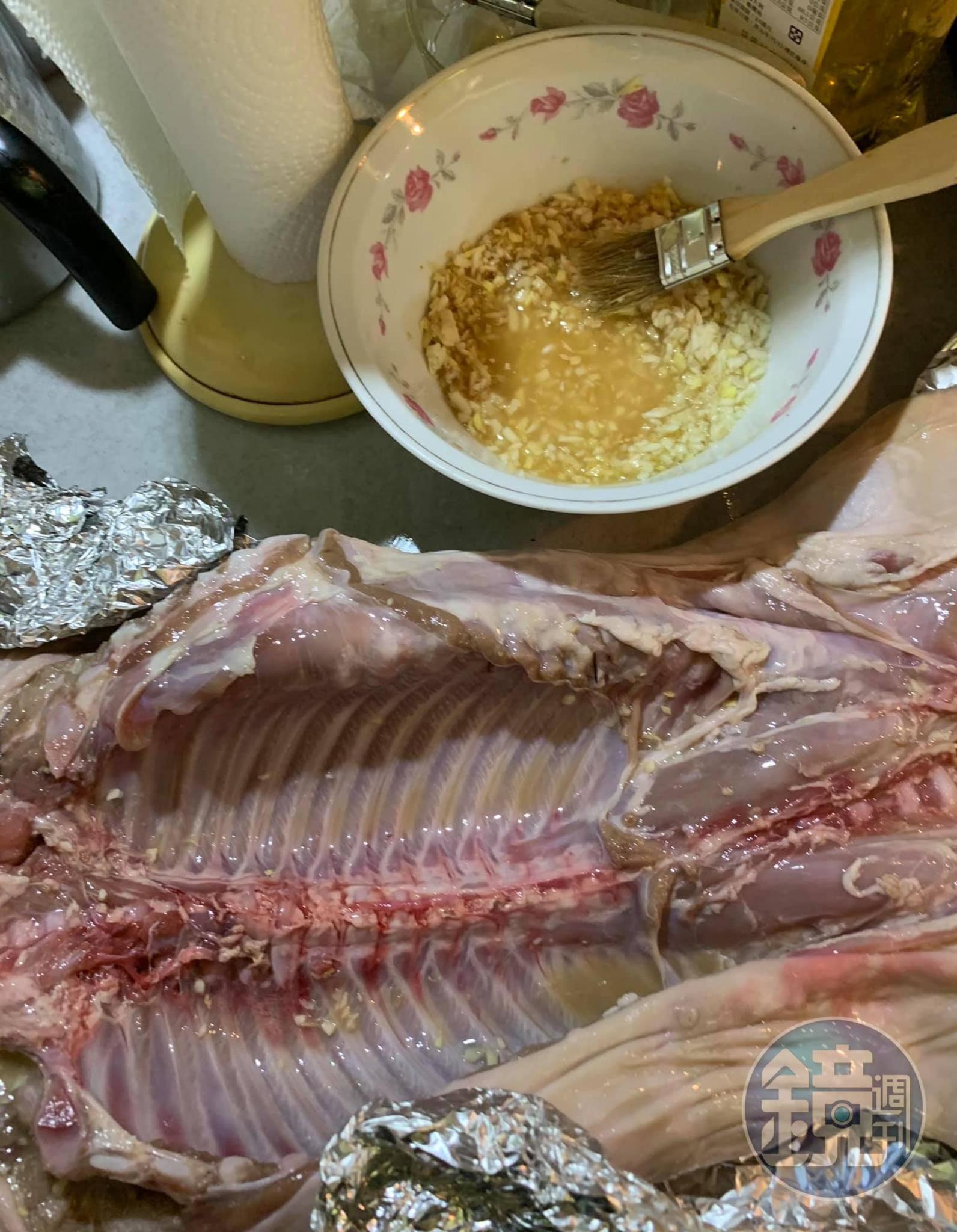 在乳豬腹腔抹上蒜頭薑醋水。