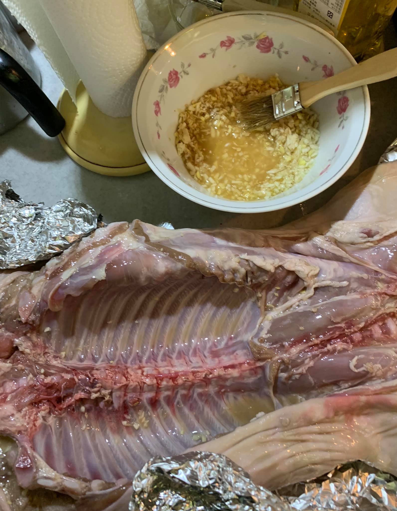 在乳豬腹腔抹上蒜頭薑醋水。