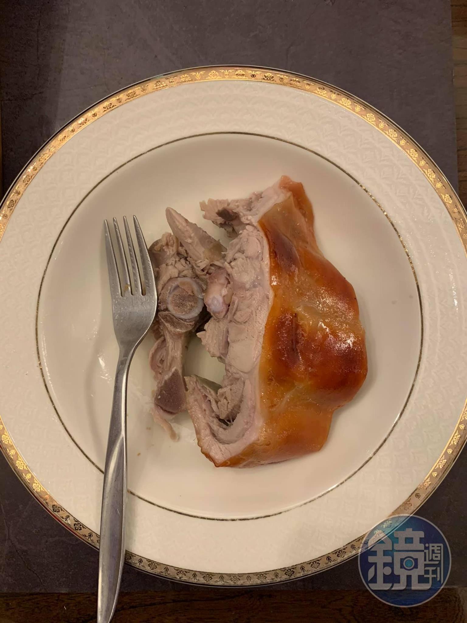 這是我今天晚餐的份量，整隻乳豬吃不完，可拆肉帶便當。