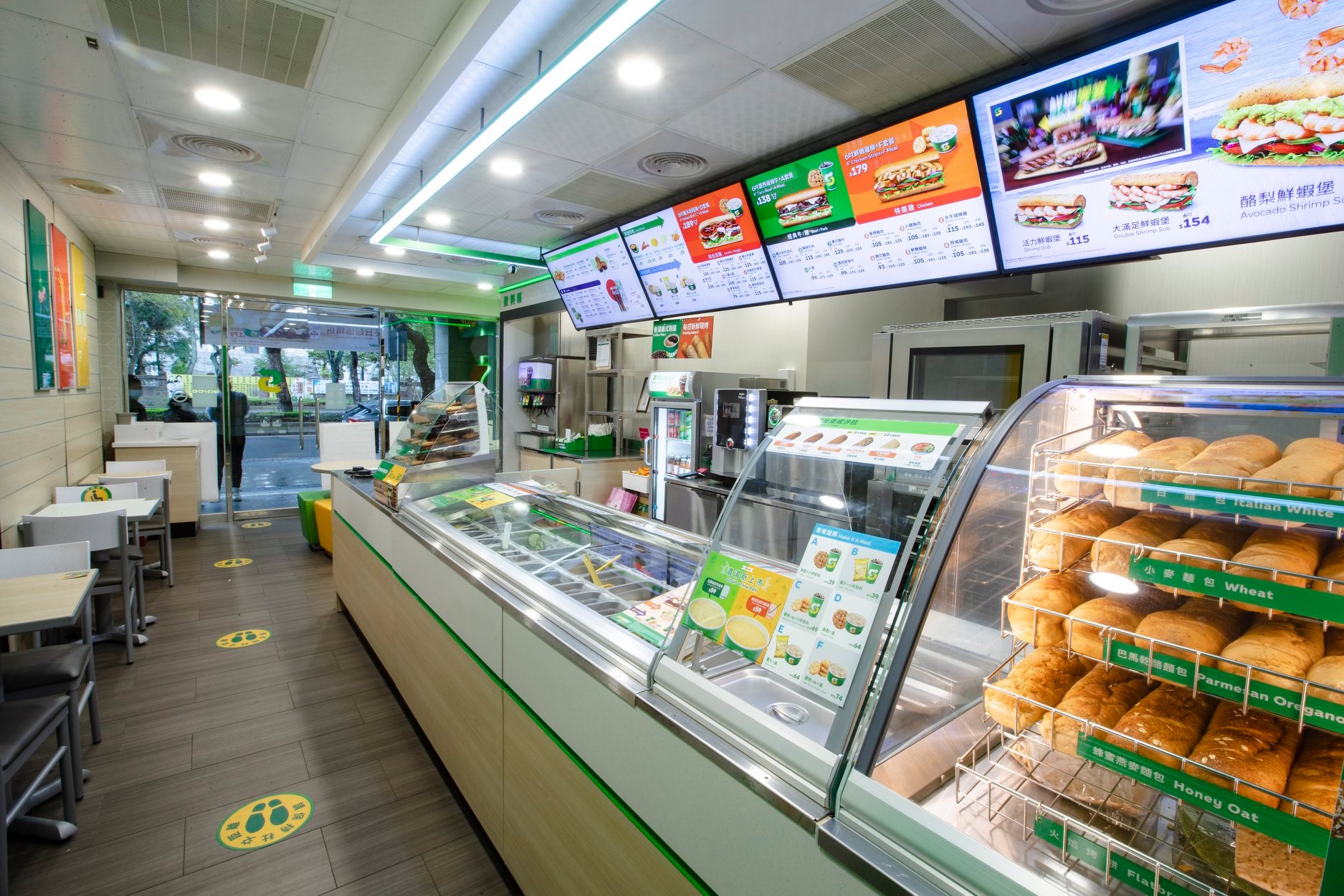 網友買「Subway」回家吃，結果發現番茄裡面有蛆。示意圖，非當事店家。（翻攝自SUBWAY臉書）