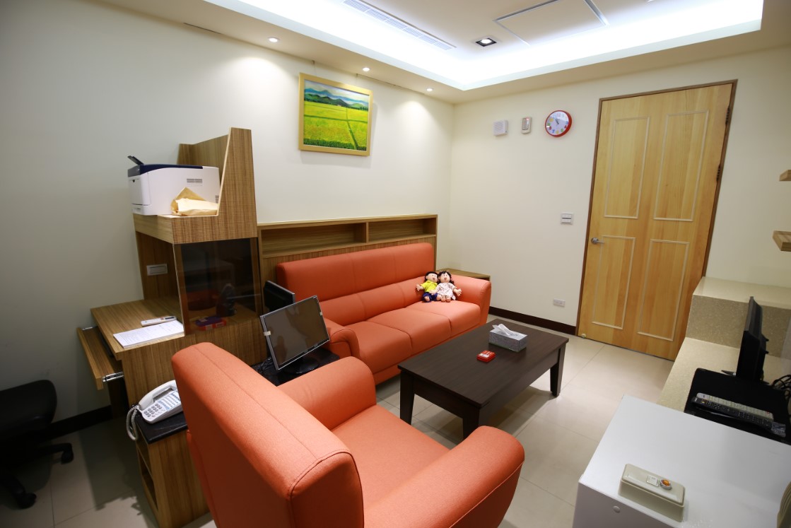 犯保協會董事長、高檢署檢察長邢泰釗指示改善犯罪被害人補償金審議流程，其中還將詢問地點從偵查庭改為各地檢署溫馨談話室，縮短和被害人的距離。（圖為台北地檢署溫馨談話室，高檢署提供）