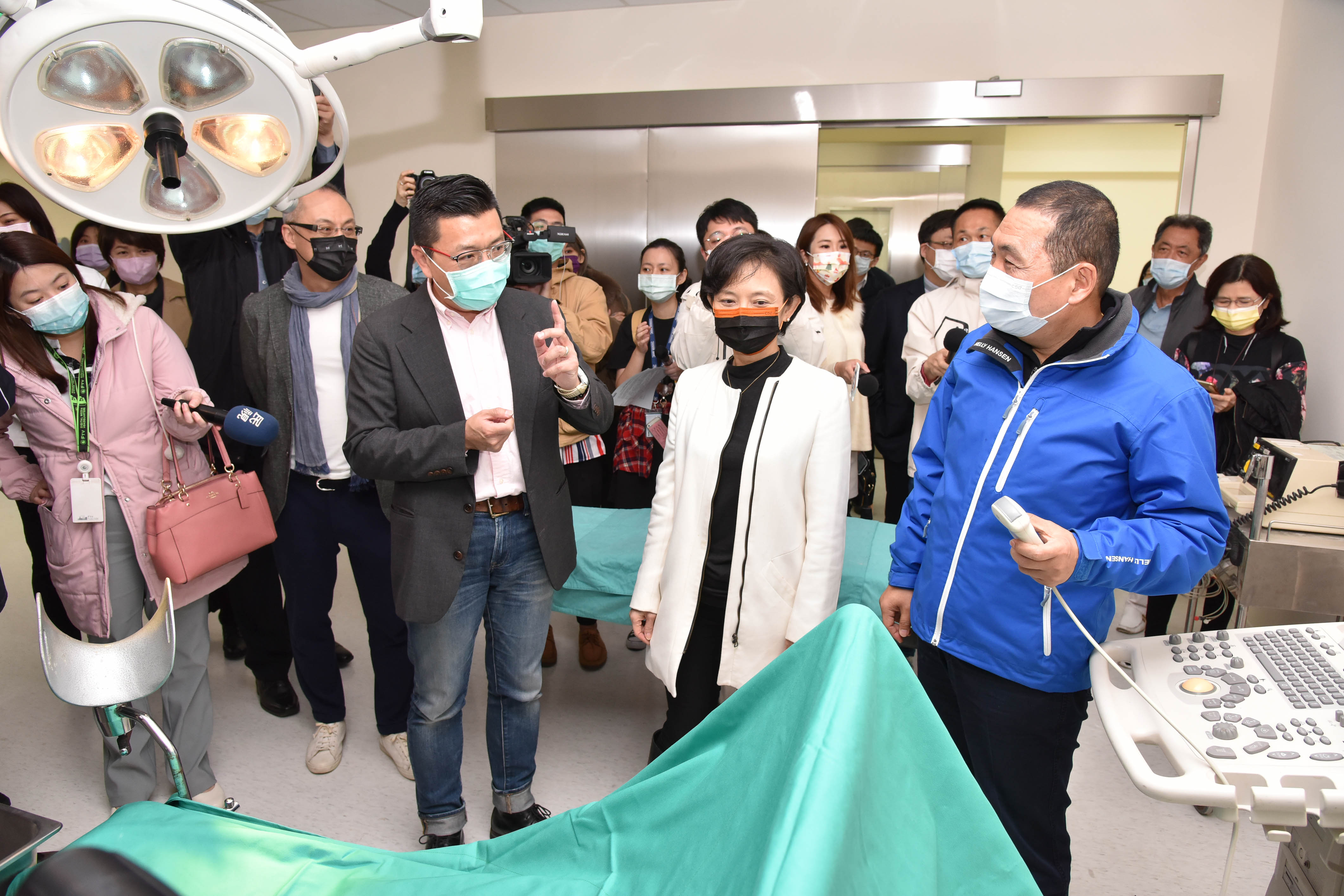 翔聲國際負責人柯泓志（左3）跟前來參觀的文策院副院長張文櫻（右2）、新北市長侯友宜（右1）解說場景。（翔聲國際提供）