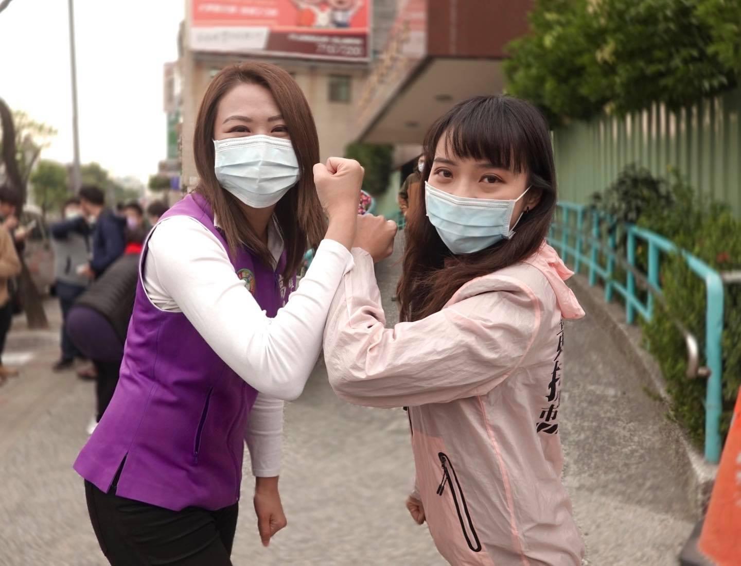 高閔琳(左)先前才助議會同事黃捷(右)度過罷免危機。(翻攝自高閔琳臉書)