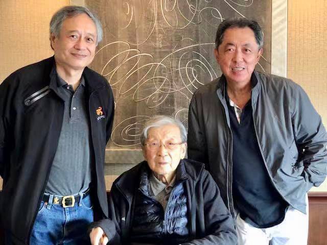 李行與李安在朱延平陪同下餐敘,交談甚歡。(朱延平臉書)