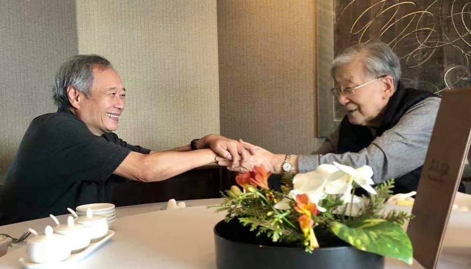 朱延平打趣表示要成為大師要有2個條件,第一姓李,第二單名,指的正是李行與李安。