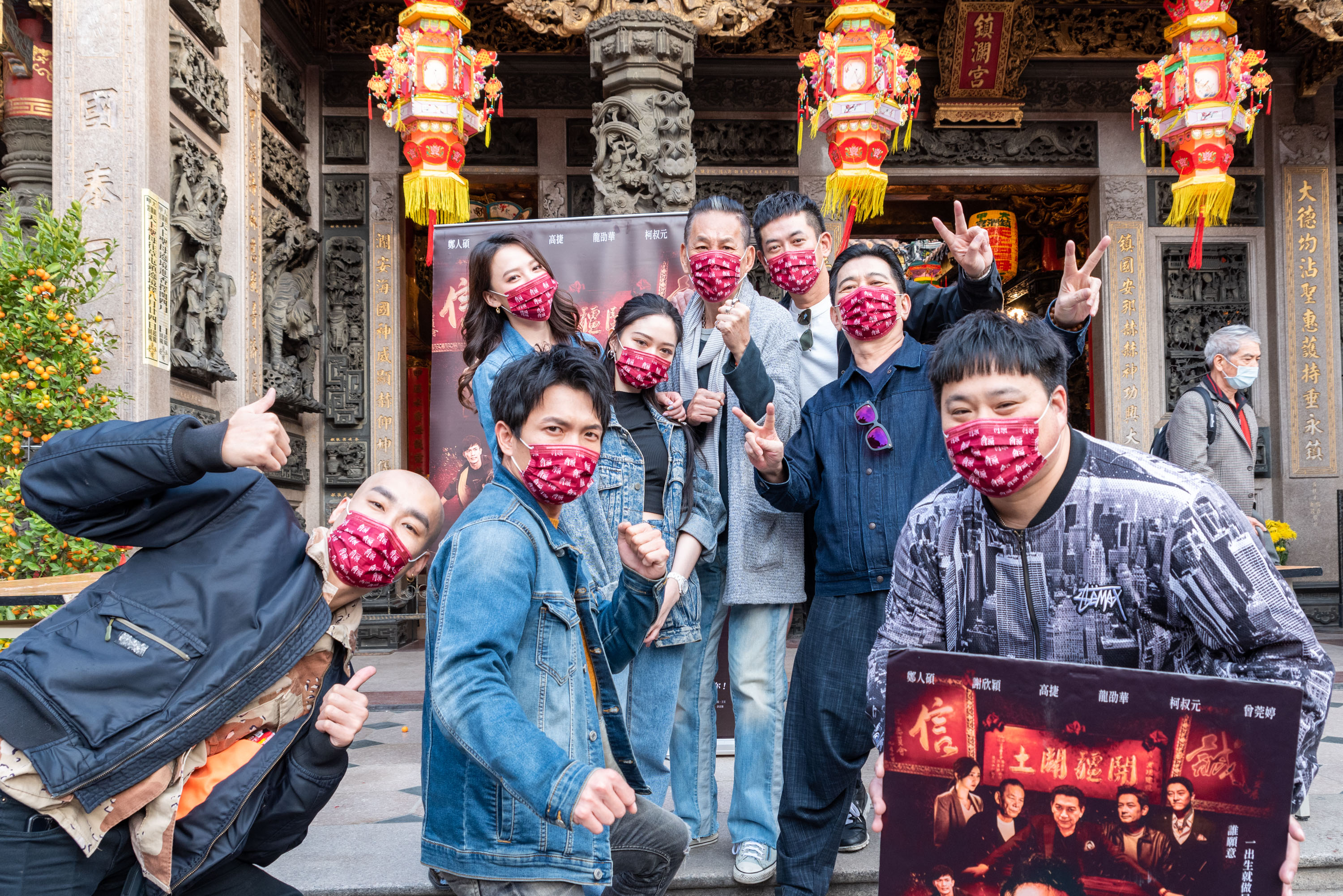 《角頭-浪流連》主要演員林道禹(左起)、黃尚禾、王宣、出品人張芷瑄、龍劭華、柯叔元、高捷、吳震亞等人回大甲鎮瀾宮還願。(巧克麗娛樂提供)