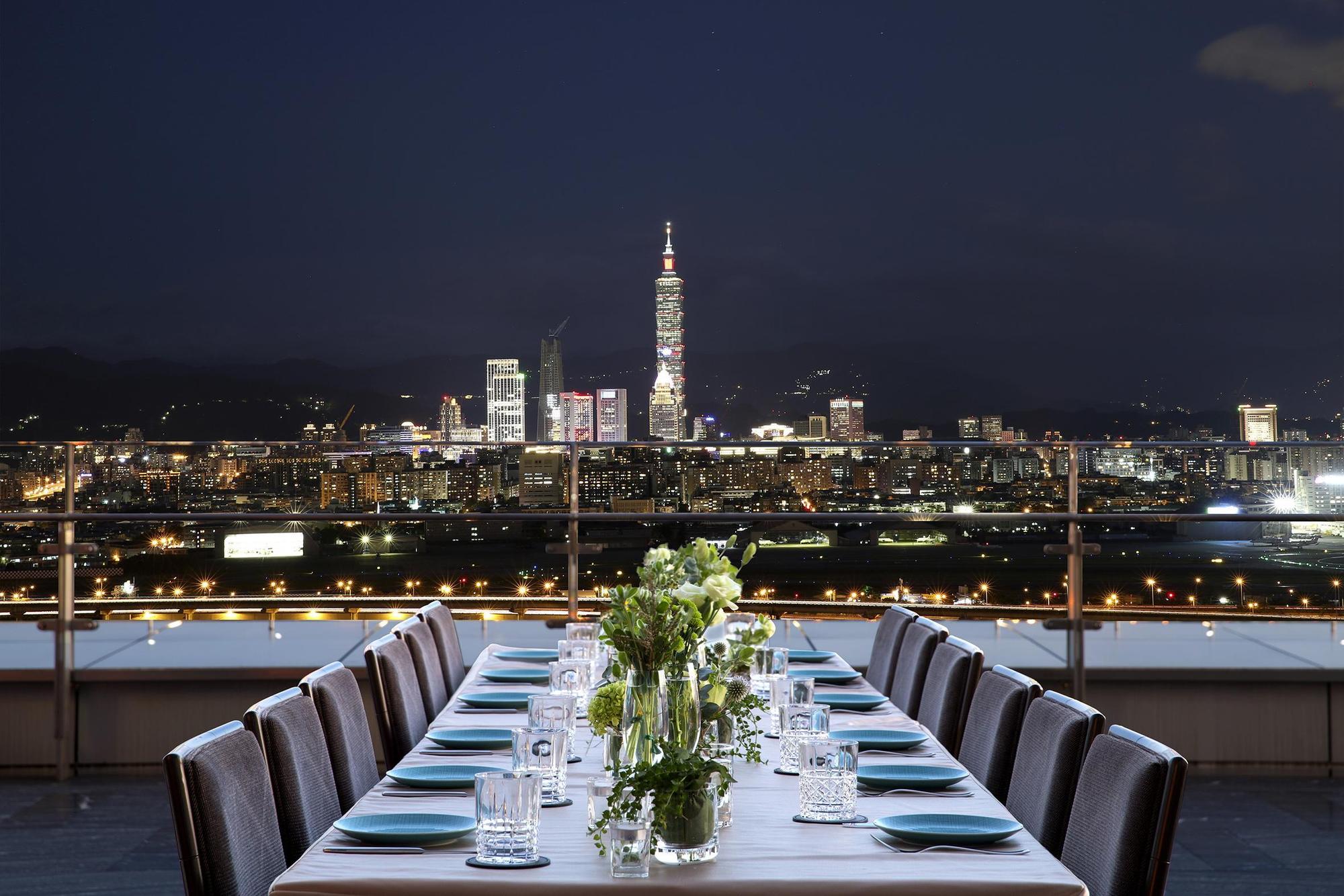 「台北萬豪酒店」20樓的「INGE'S Bar&Grill」酒吧大露台,擁有270度視野可遠眺基隆河、信義區及大直地區等景觀。(萬豪國際集團提供)