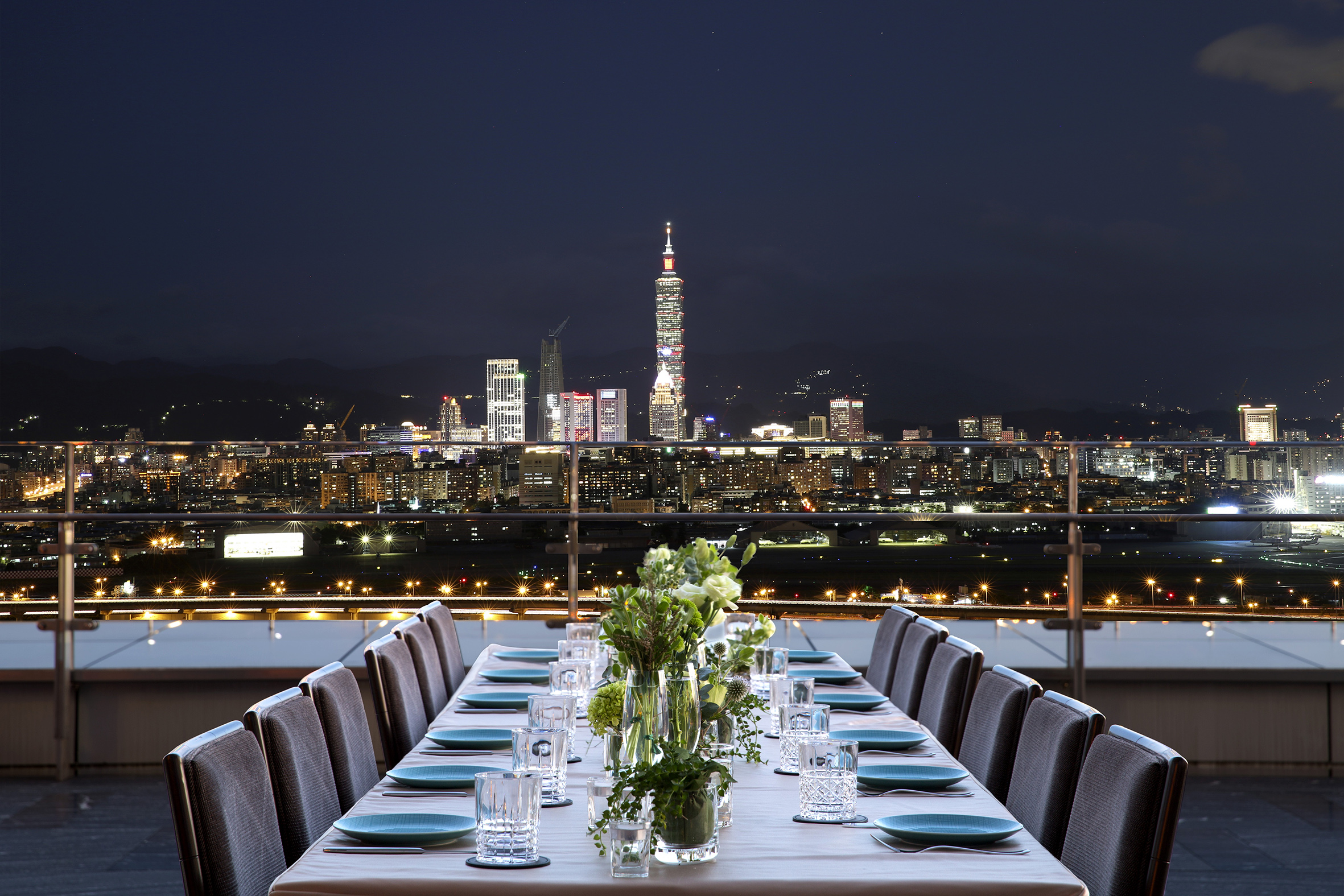 「台北萬豪酒店」20樓的「INGE'S Bar&Grill」酒吧大露台，擁有270度視野可遠眺基隆河、信義區及大直地區等景觀。（萬豪國際集團提供）