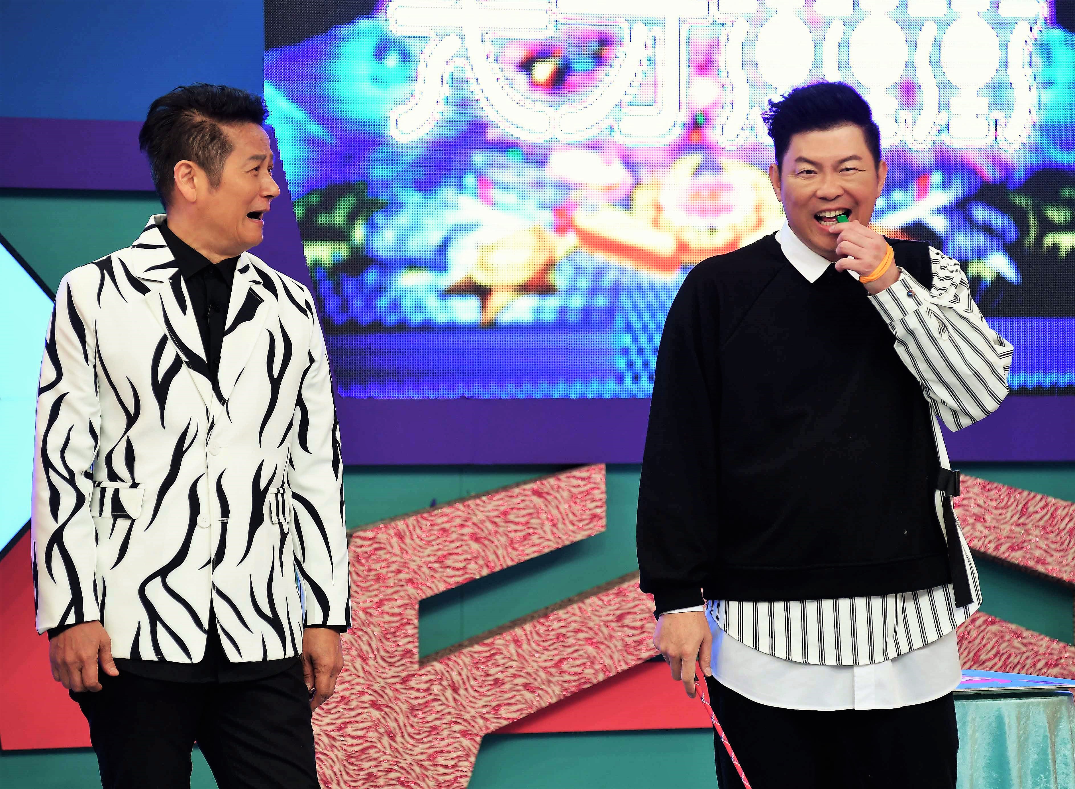 主持搭檔曾國城（右）深陷性騷擾風波，徐乃麟（左）出道40年堅持不逾矩。（圖華視提供）