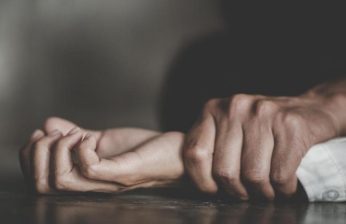 女子誤信男同學話術，與其發生性關係。（示意圖，翻攝自shutterstock）