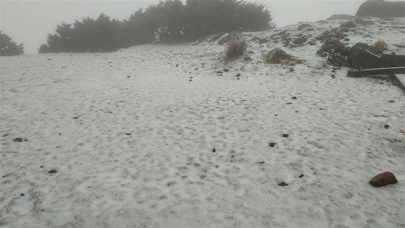 氣象局表示,只要3,000公尺以上高山在0度附近,條件都足夠下,未來一週還有機會降雪,請民眾敬請期待。(氣象局提供)