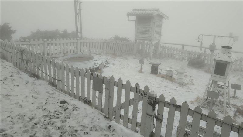 玉山今晨7時5分降下「三月雪」,積雪達3公分。(氣象局提供)