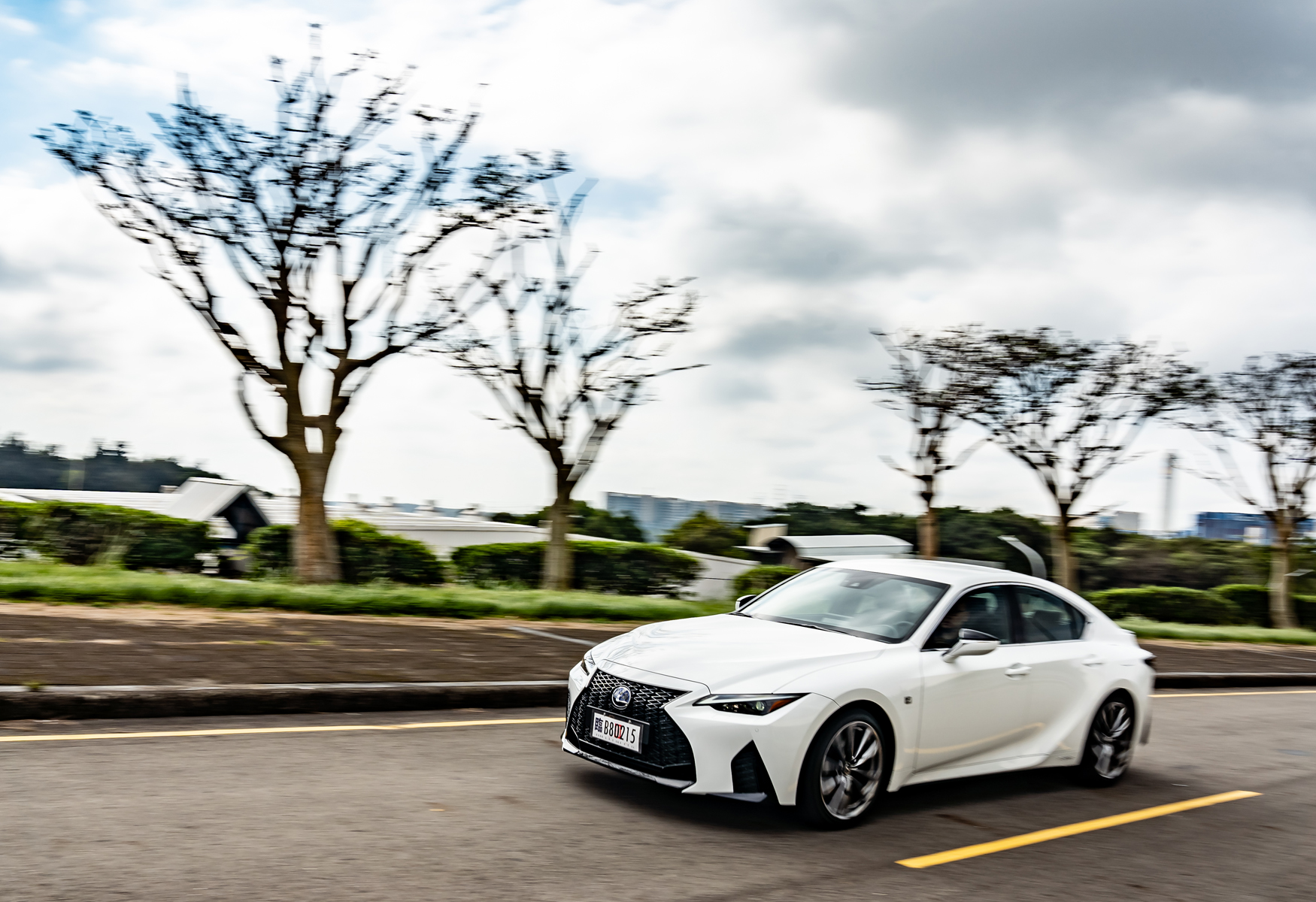 【鏡試駕】溫柔戰將！LEXUS IS 300h F Sport 