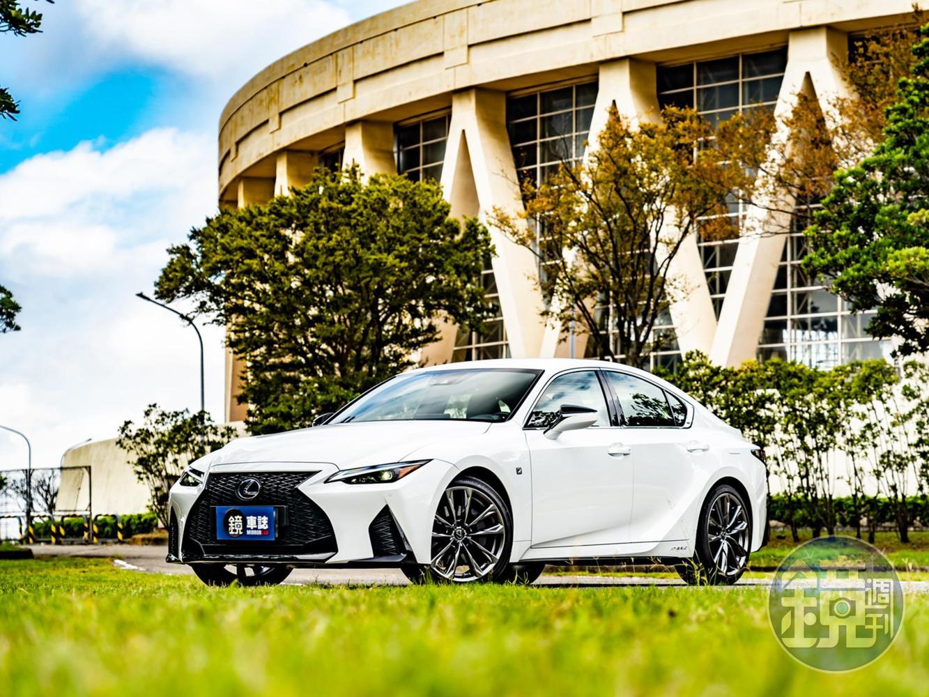 LEXUS IS 300h F Sport