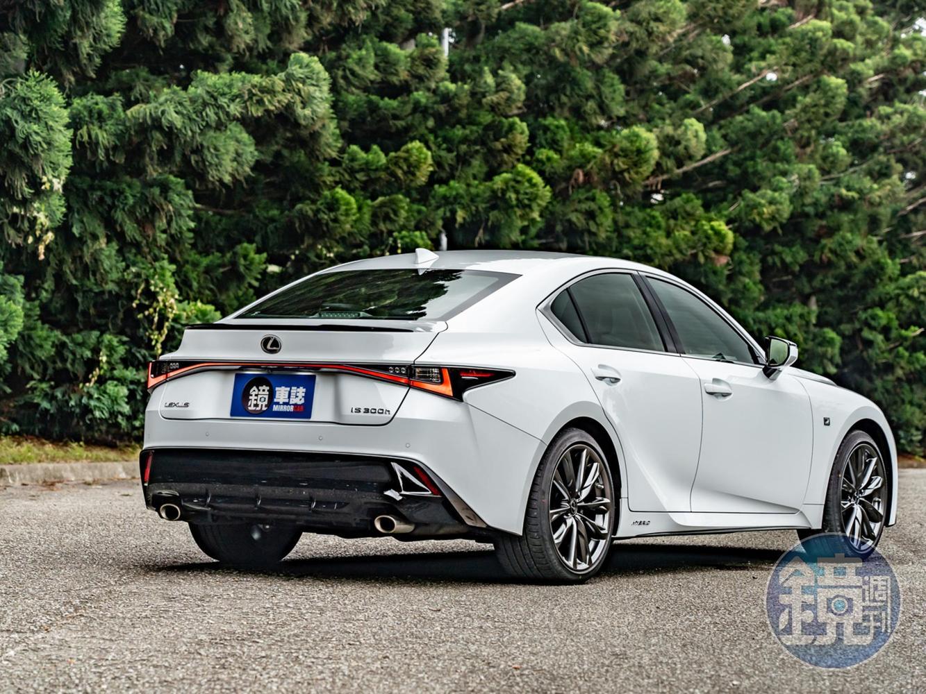 不到200萬元的定價,加上油電車款的舒適性與低油耗,LEXUS IS 300h的競爭力可說是毫不遜色!!