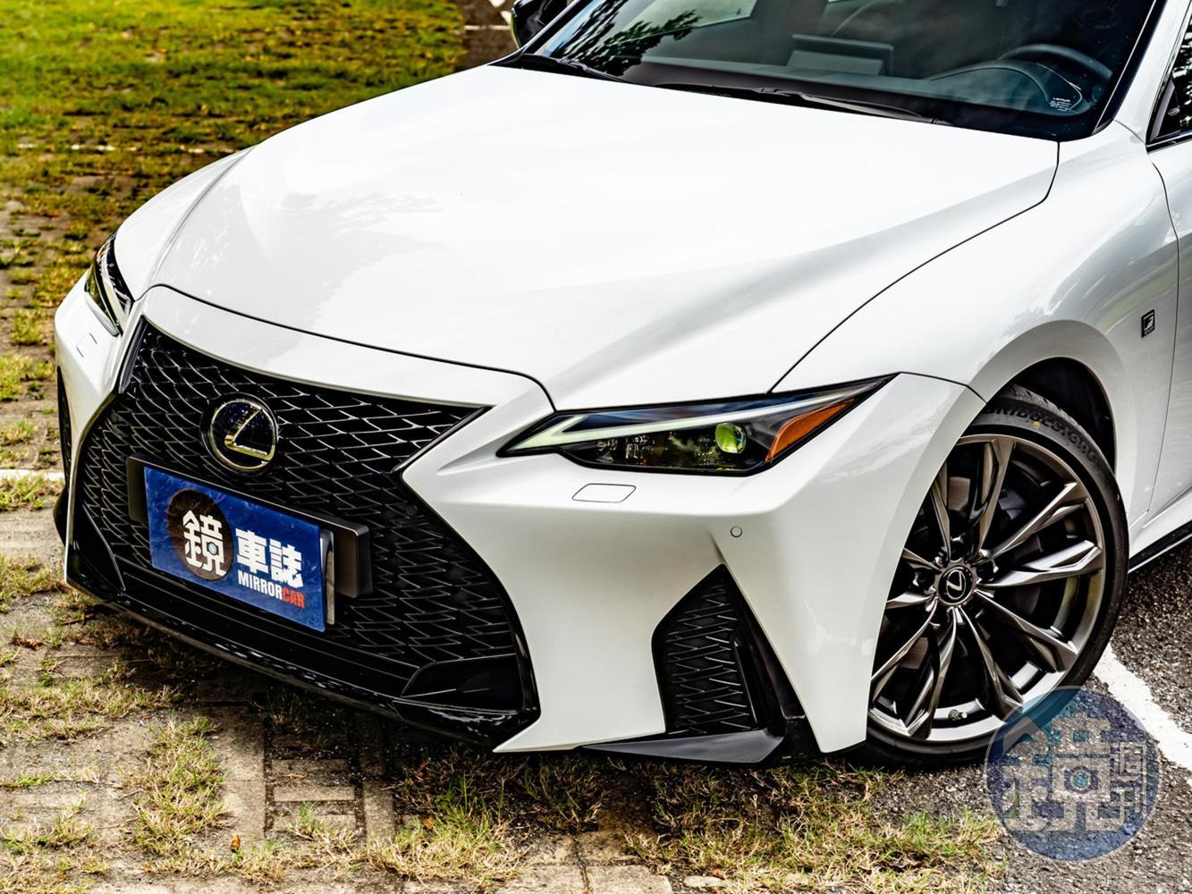 試駕的F SPORT版本更追加導入源自於LEXUS RC F跑車之剎車冷卻進風口等多項專屬配備,營造更加強烈之運動風格。