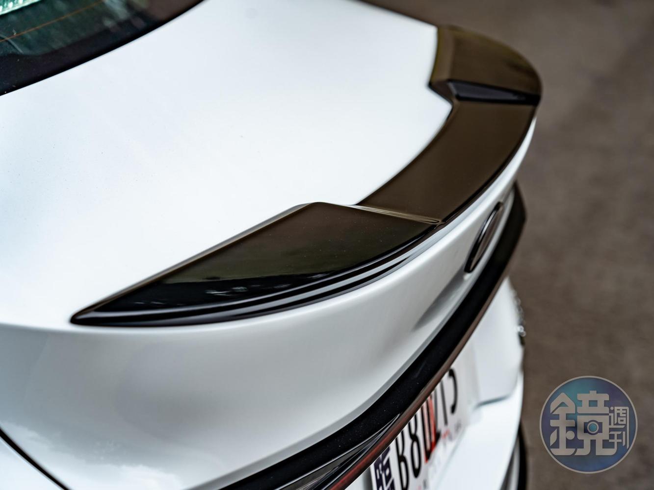 F Sport車型專屬鋼琴烤漆材質鴨尾式尾翼。