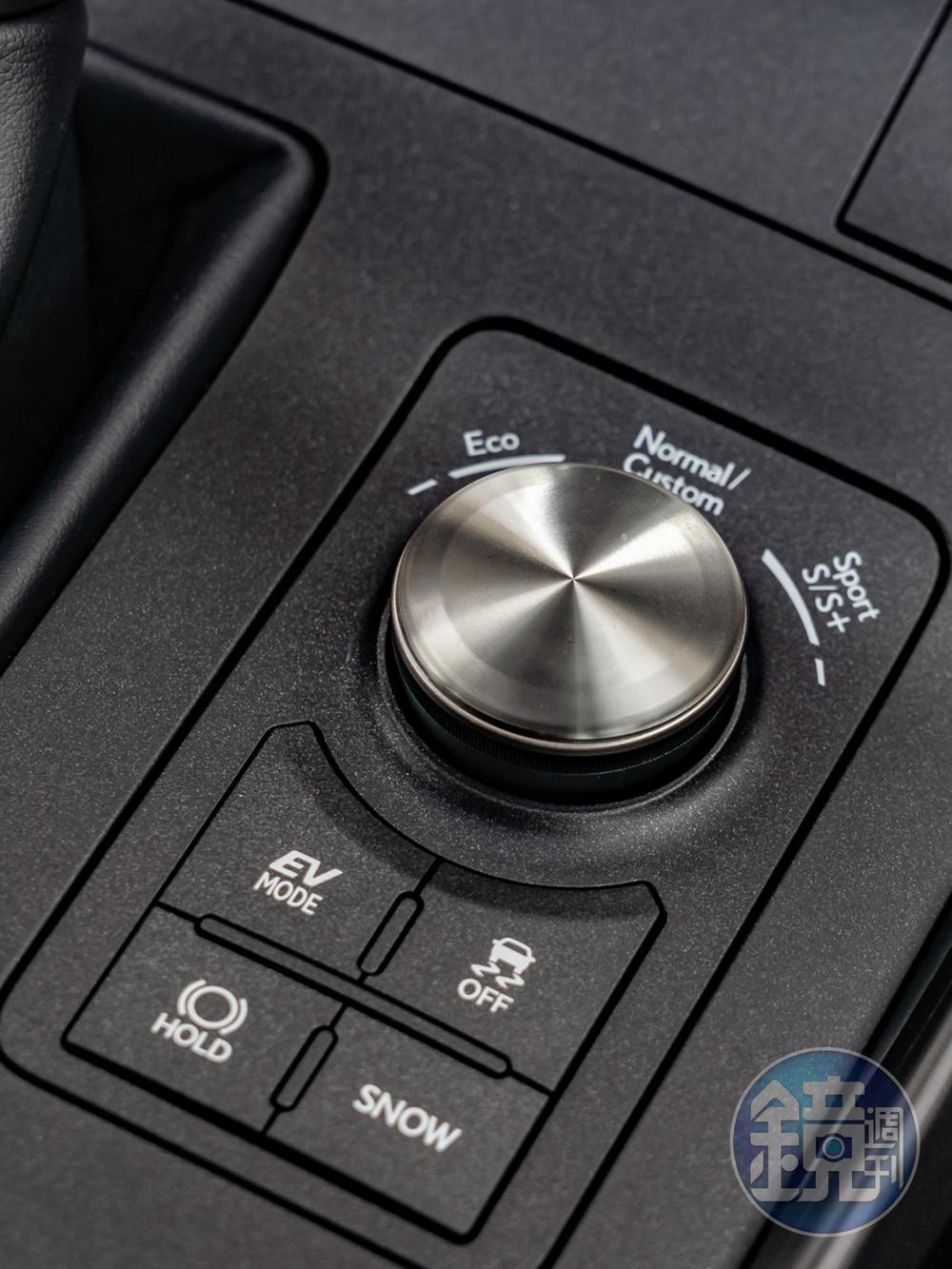 駕駛模式的設定上,IS 300h具備EV(純電)、ECO、Normal/Custom、Sport/Sport+多種選擇。