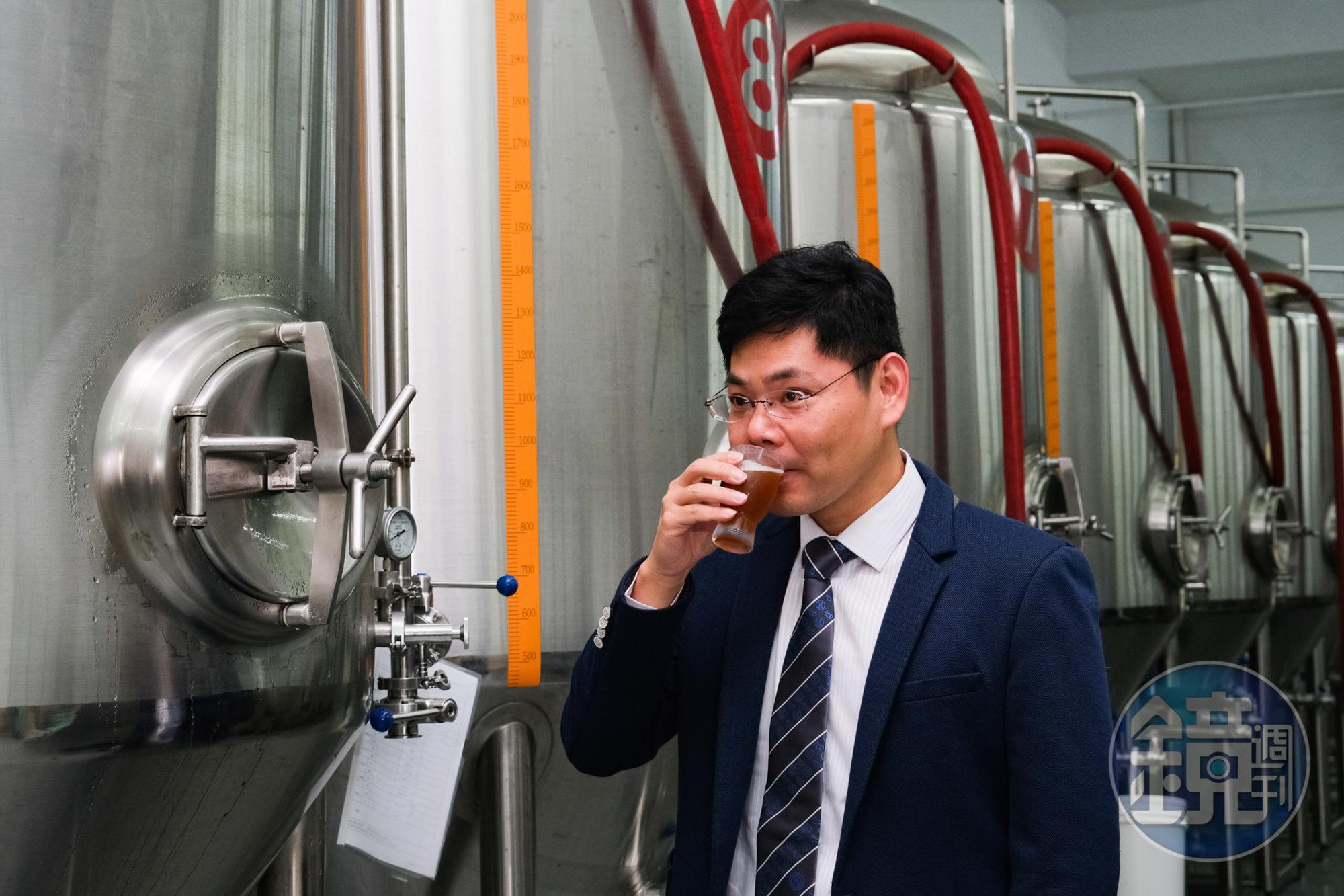 啤酒釀造完成,輔仁大學食品科學系教授謝榮峯會到酒廠鑑定風味。