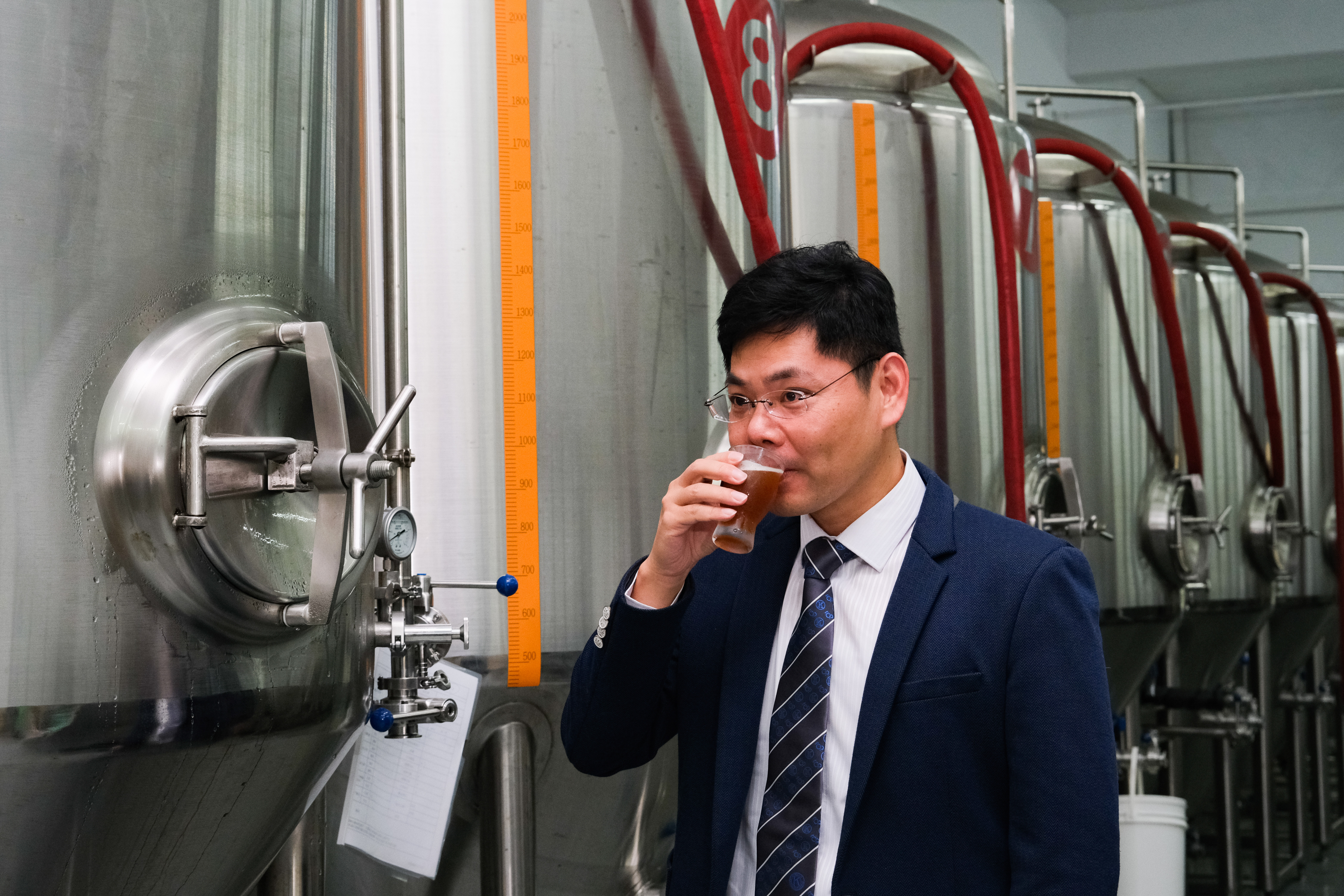 啤酒釀造完成，輔仁大學食品科學系教授謝榮峯會到酒廠鑑定風味。