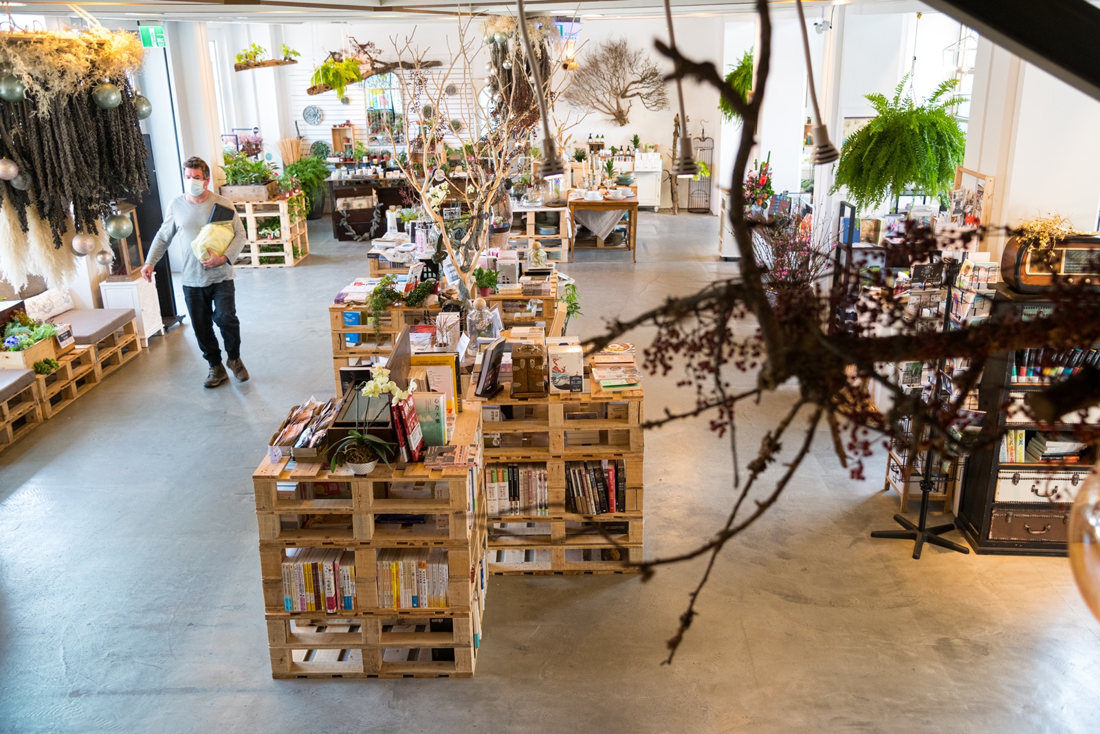 台東故事館改裝後空間更加明亮，文青與復古兼具。